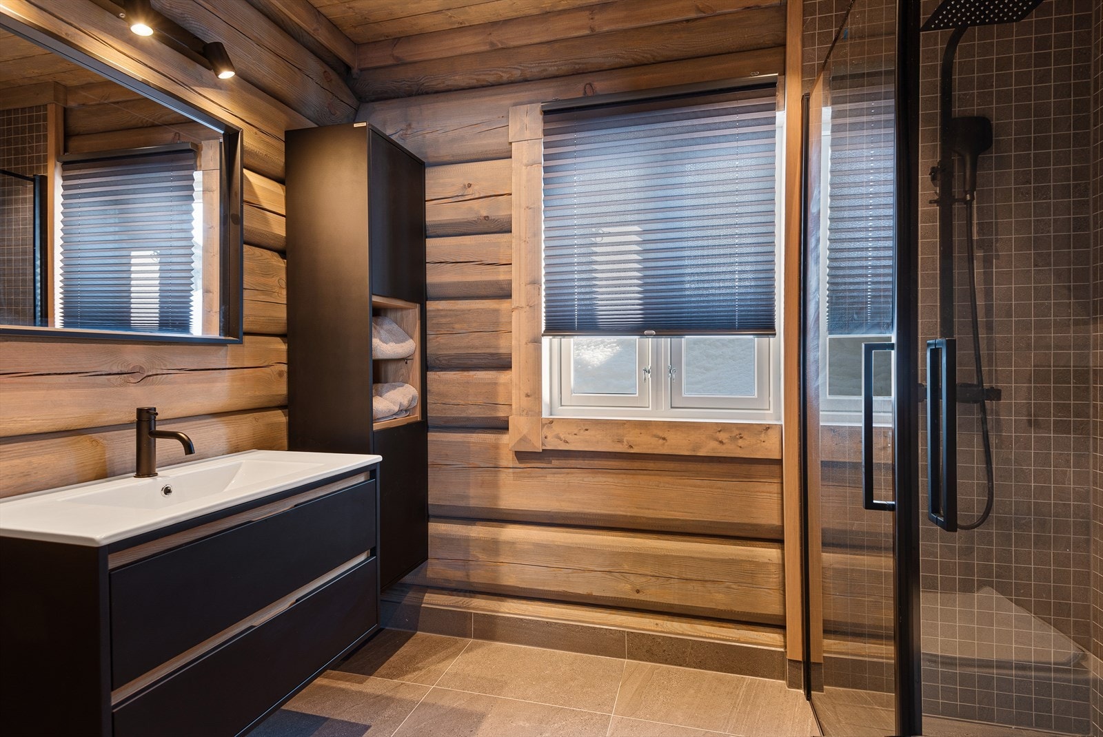 Nok et delikat, flisbelagt baderom Galleribilde