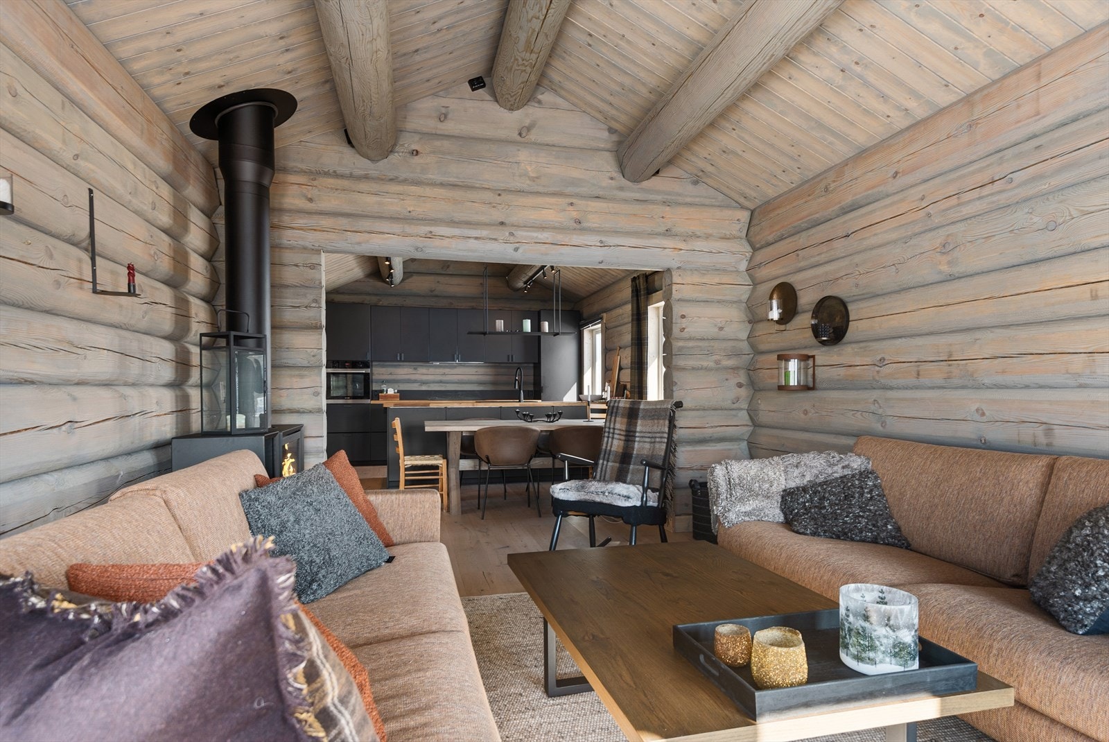 Mønet tak sørger for en romslig atmosfære Galleribilde