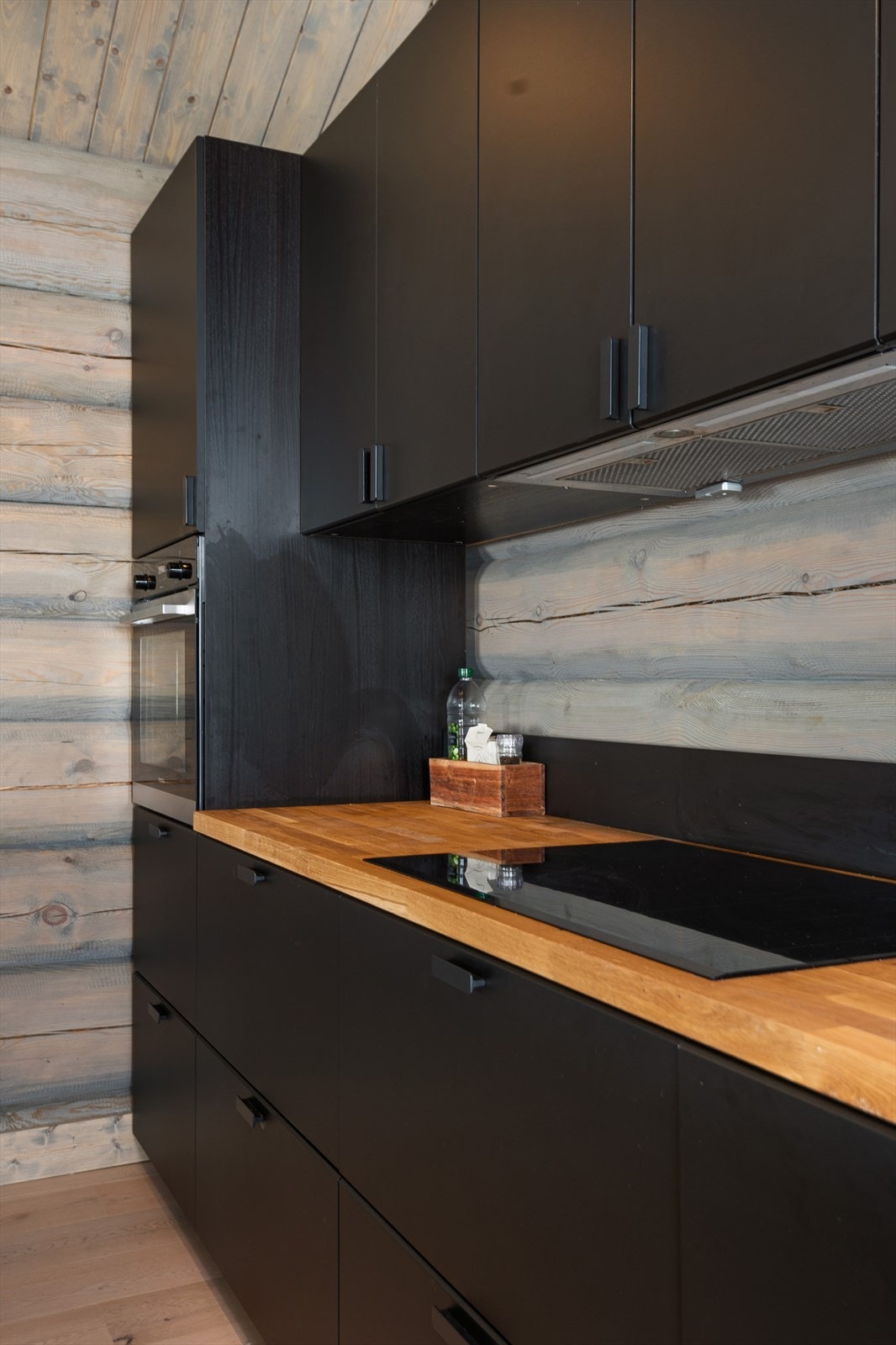 Kjøkkenet har integrert komfyr, oppvaskmaskin, platetopp og kombiskap Galleribilde