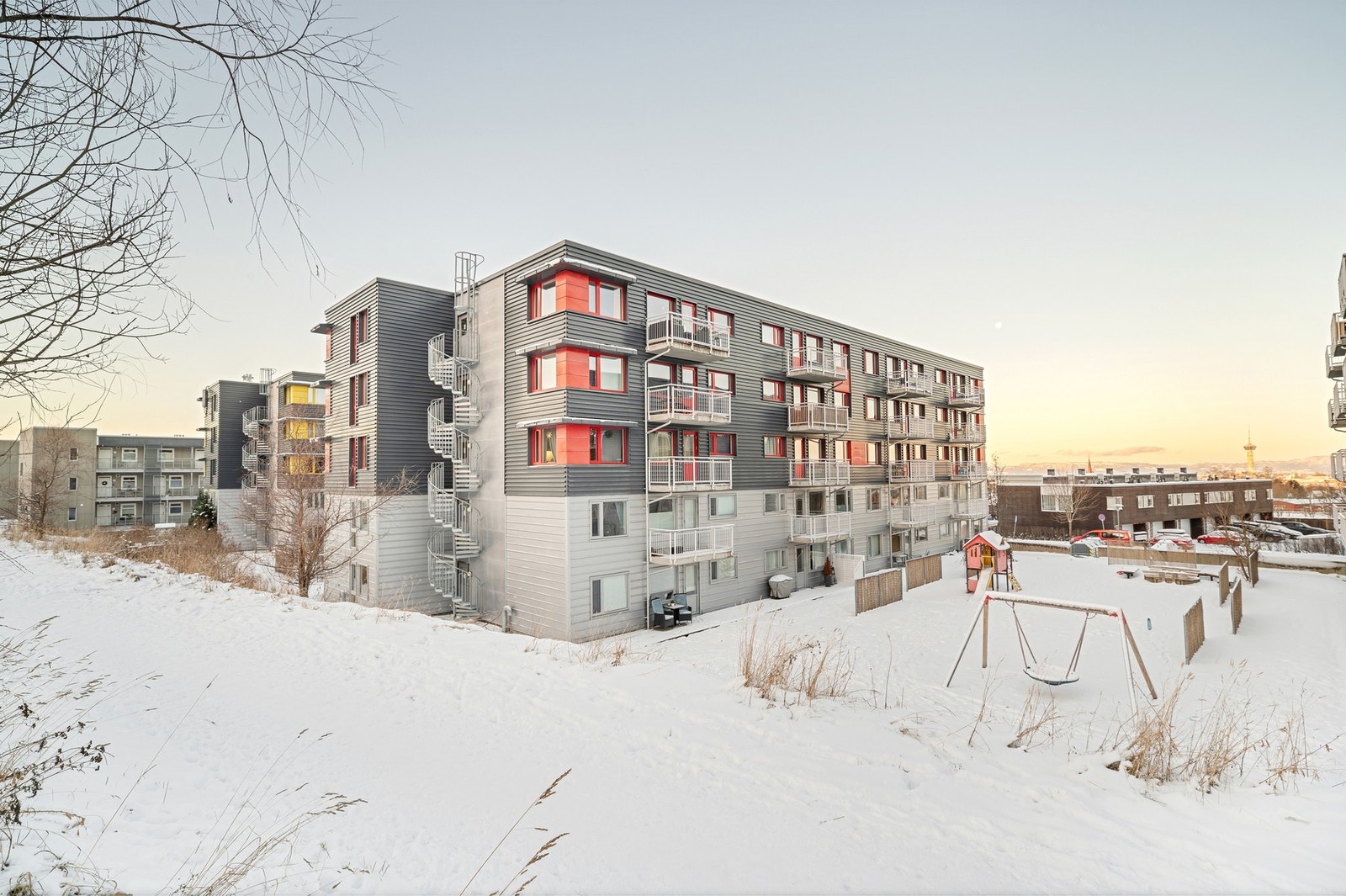 Fra leiligheten er det kort avstand til bl.a. dagligvare, kollektivtransport, treningssenter, Estenstadmarka og NTNU Dragvoll. Galleribilde