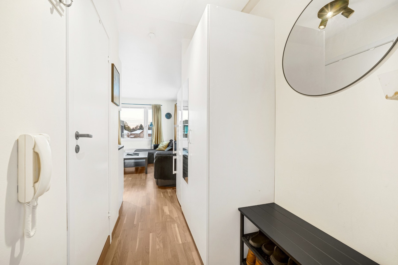 Lys og romslig entrè i BI-leilighet med plass til oppbevaring. BI-leiligheten har egen porttelefon. Galleribilde
