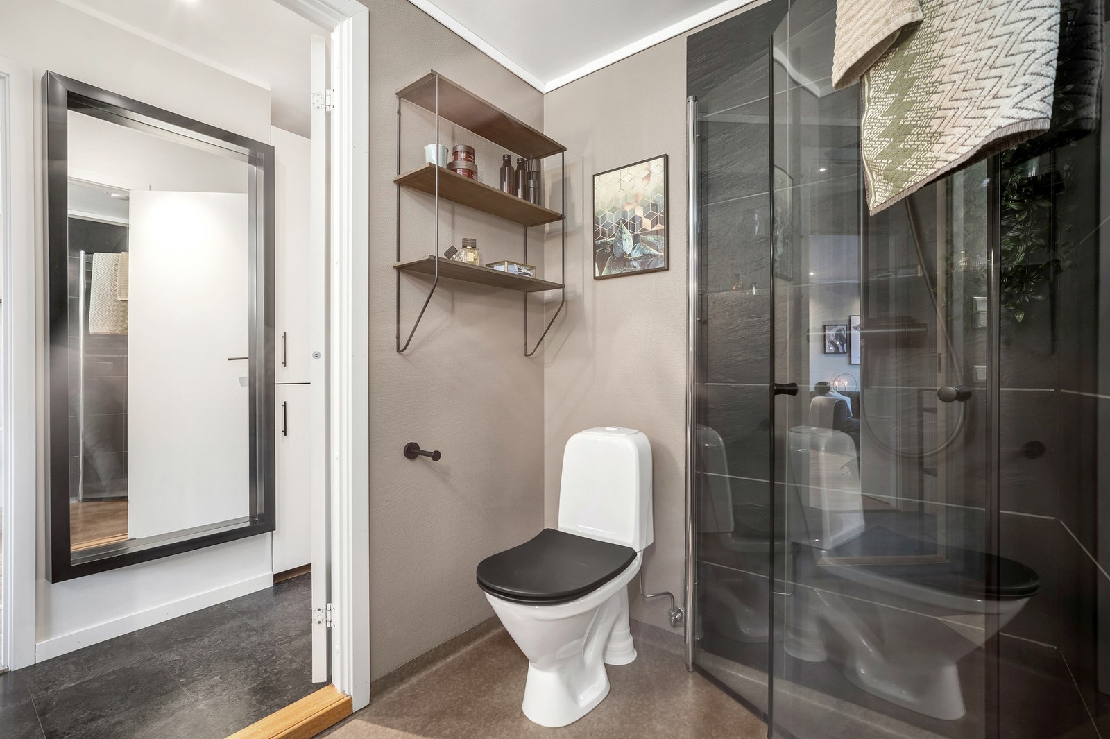 Badet har flis og malte strier på vegg og belegg på gulv. Galleribilde
