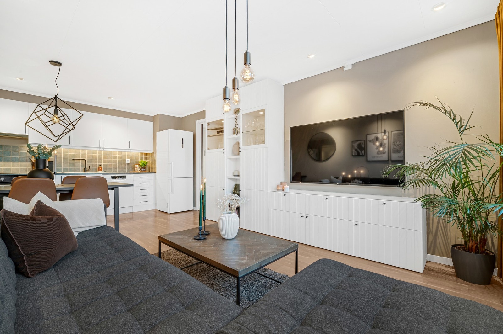 Stor og praktisk reol på stue med gode oppbevaringsmuligheter som medfølger salget. Galleribilde