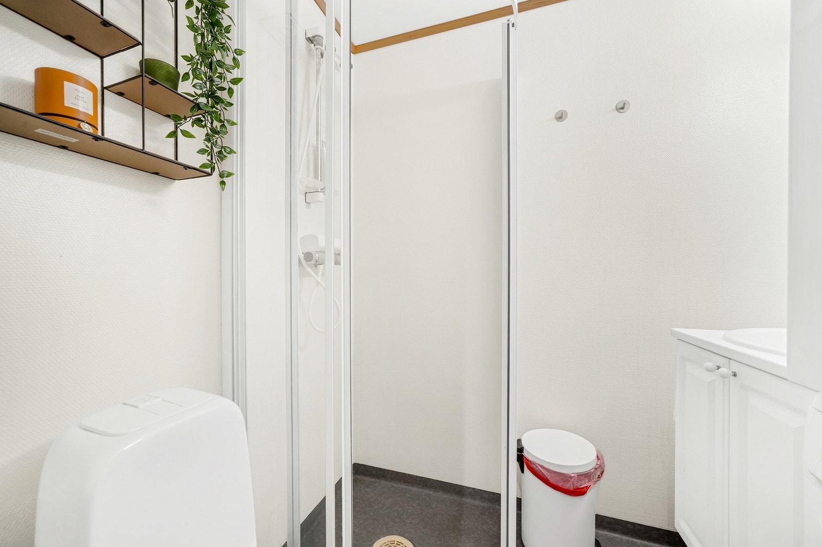 Badet har malte strier på vegg og belegg på gulv. Galleribilde