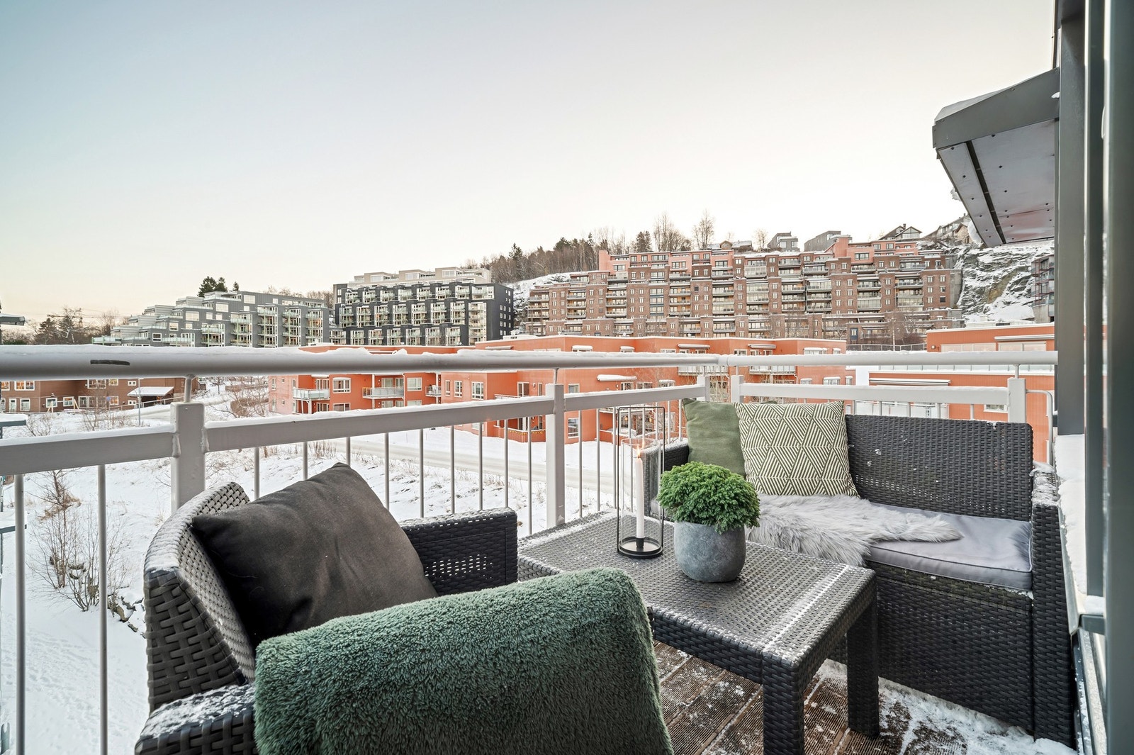 Leiligheten har svært god internbeliggenhet i bygget og ligger på hjørnet i toppetasjen. Galleribilde