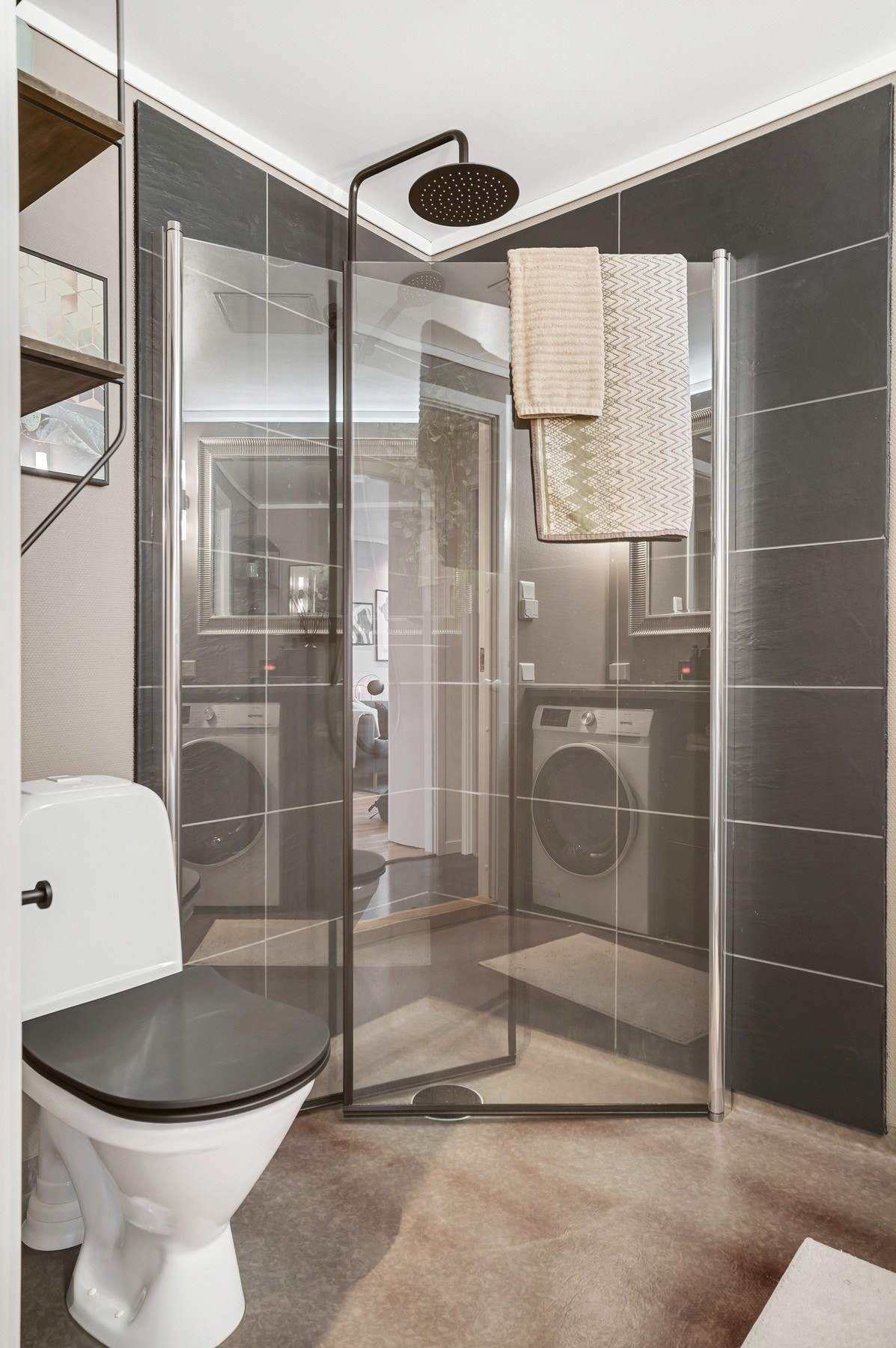 Badet ble pusset opp i 2019 med bl.a. flis i dusjsonen og plassbygd innredning med servant i 2019. Galleribilde
