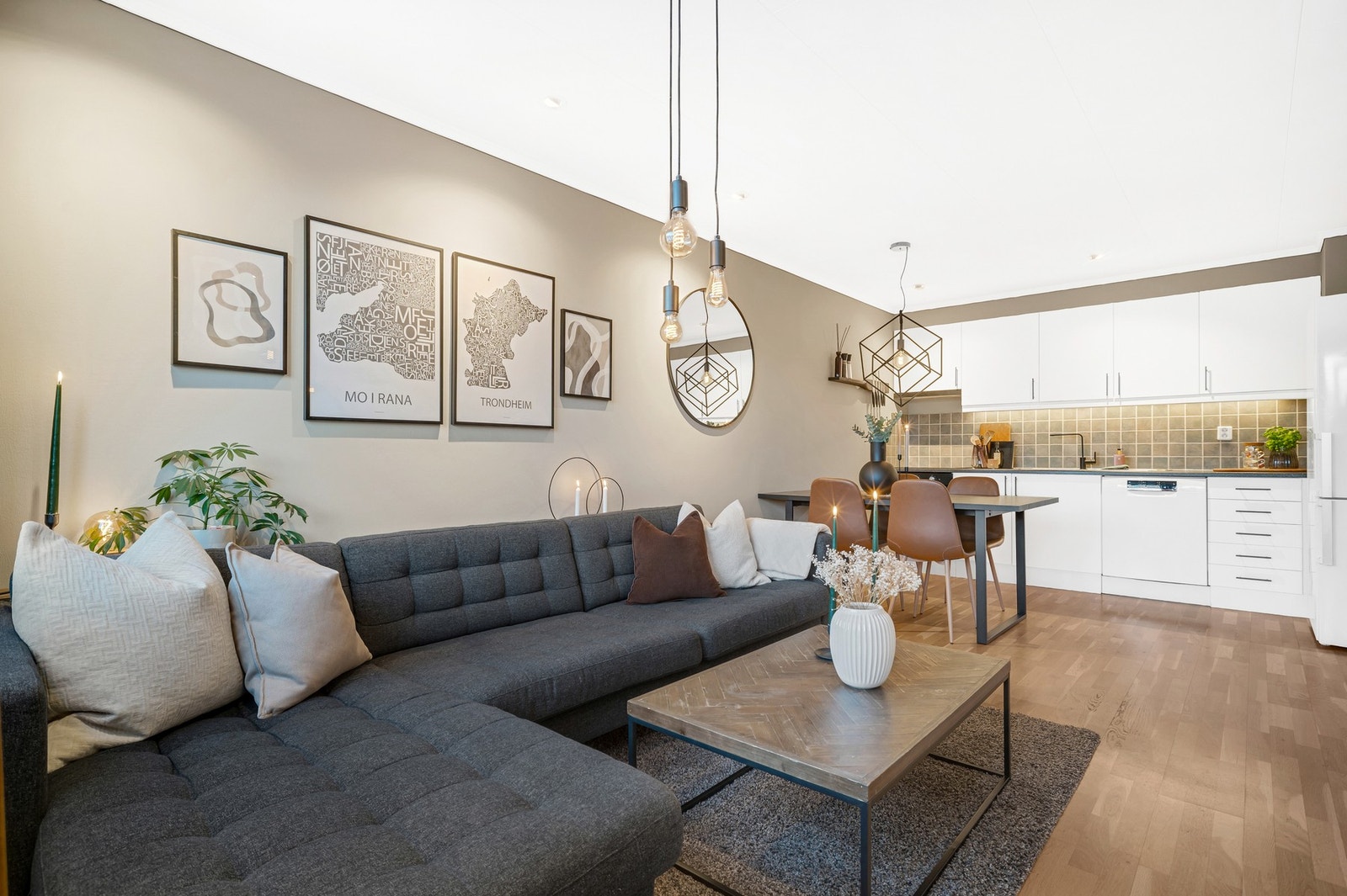Romslig åpen stue-/kjøkkenløsning på 21m² med god plass til stor sofa og spisebord. Galleribilde