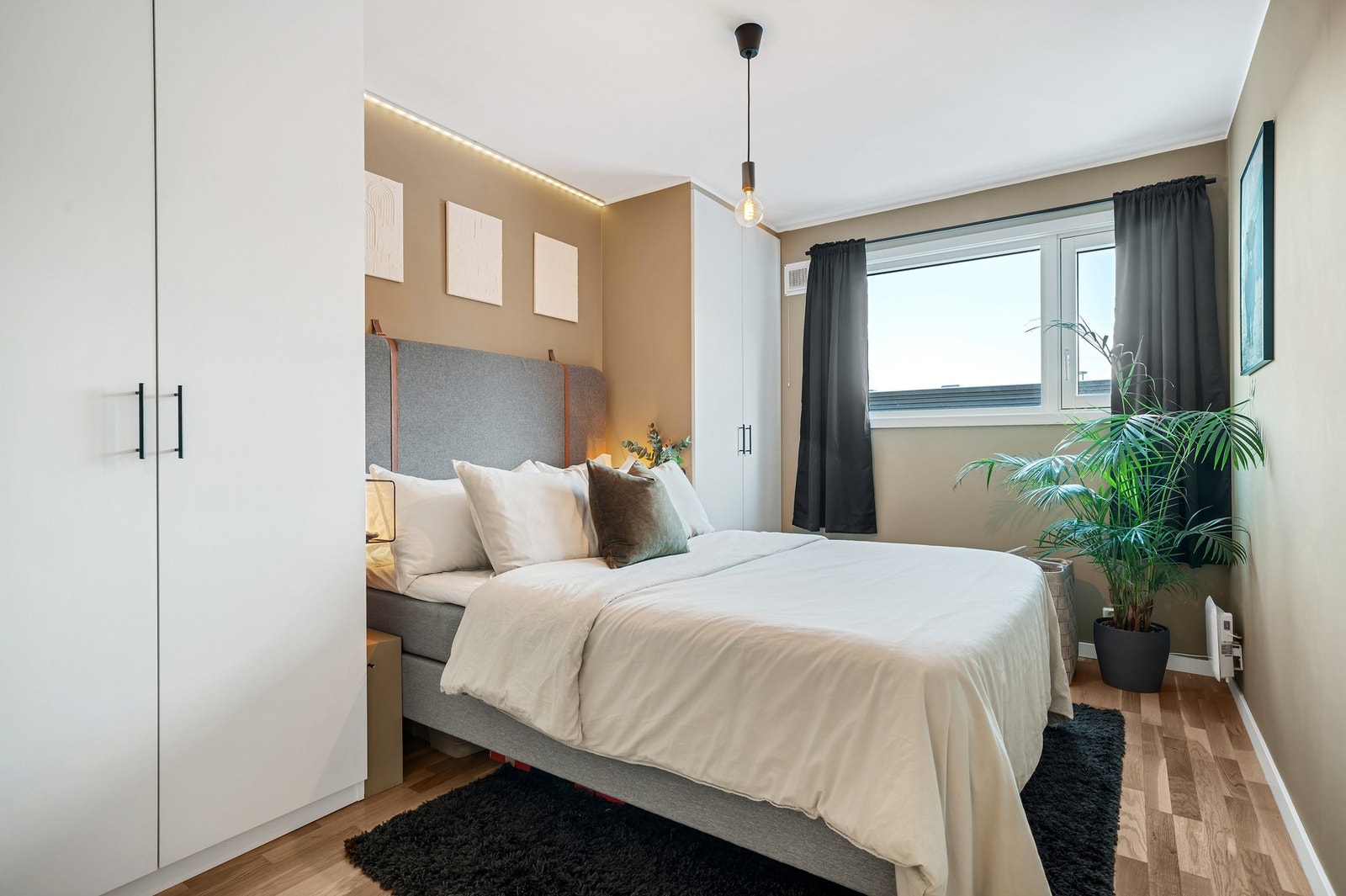 Romslig soverom på 10,6m² med god plass til dobbeltseng og ønsket møblement. Mellom de to integrerte skapene måler det ca. 175cm i bredde. Galleribilde