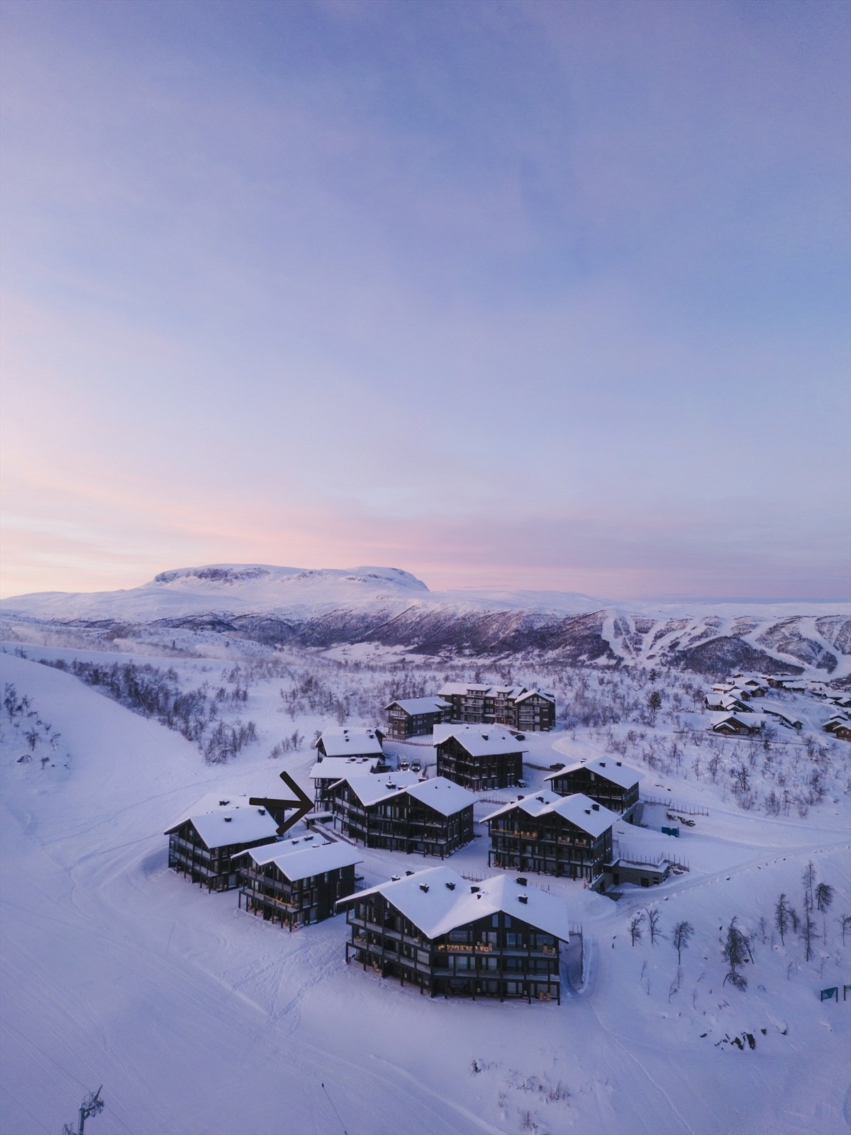 Leiligheten markert med pil. Det er flere ledige alternativer av denne typen. Se www.kikutalpinlodge.no. Foto: Paul Lockhart. Galleribilde