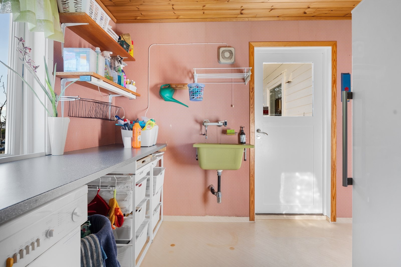 Romslig og praktisk vaskerom/grovkjøkken fra 1988 Galleribilde