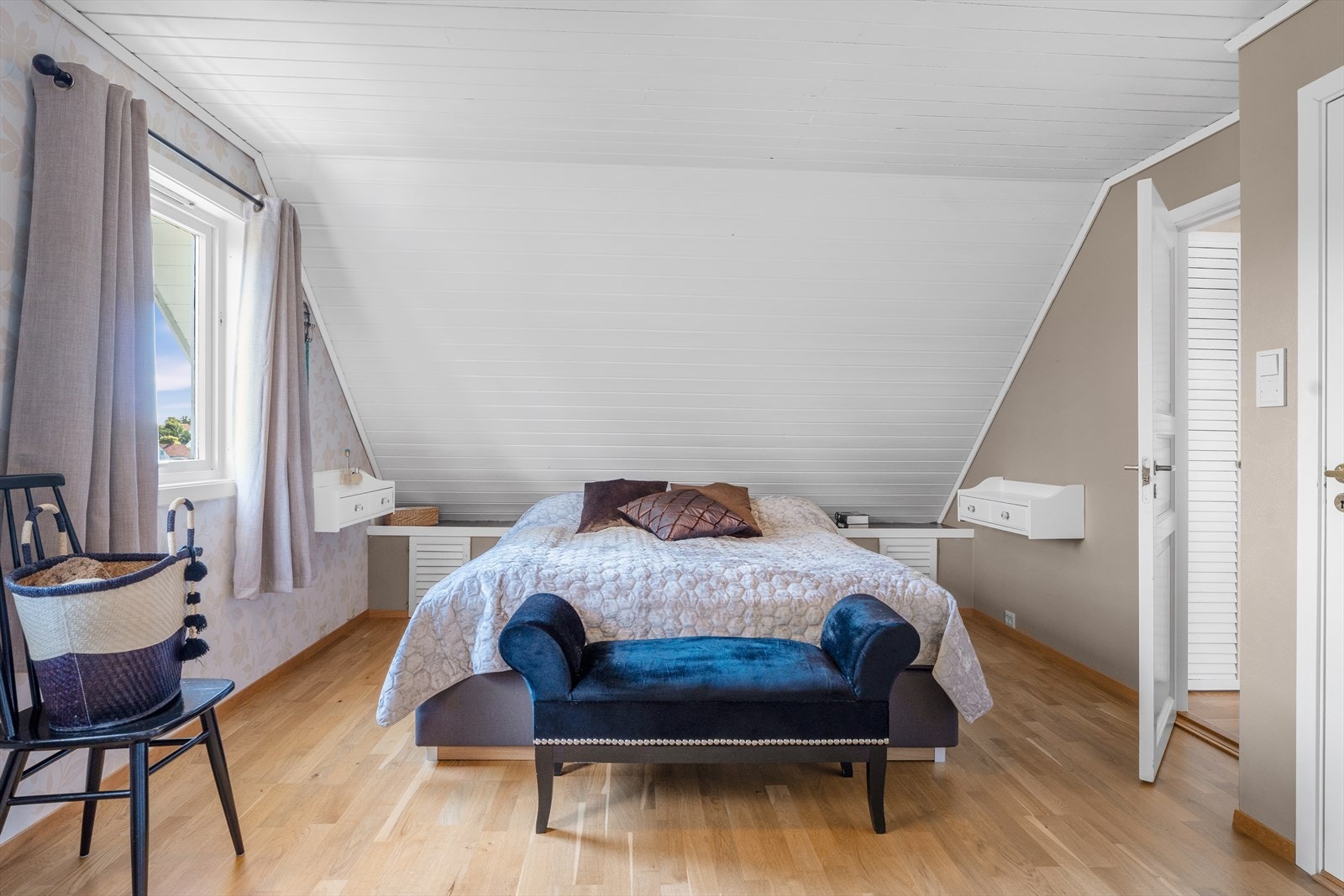 Gigantisk hovedsoverom med god plass til dobbeltseng Galleribilde