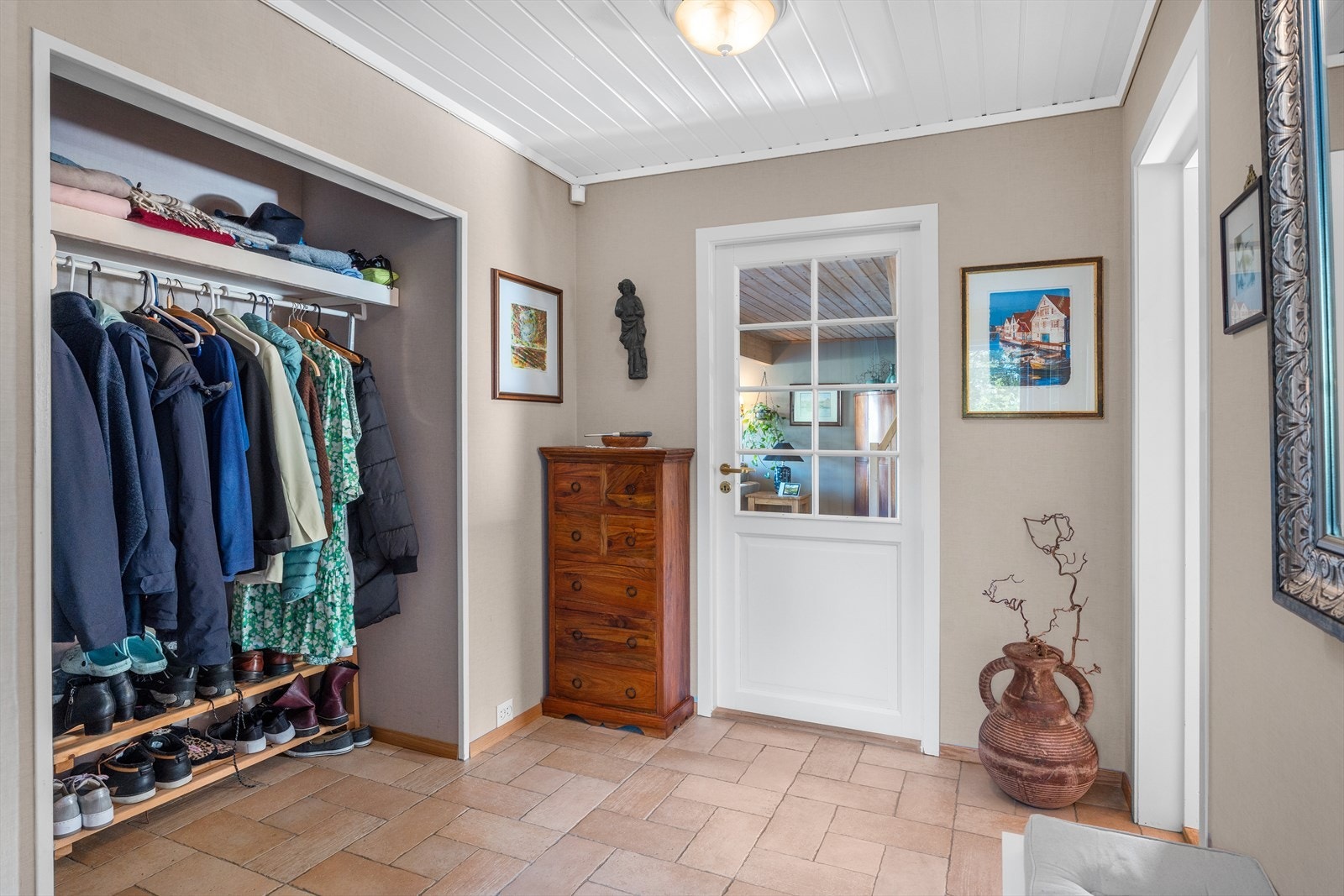 Stor gang med god plass til sko og yttertøy Galleribilde