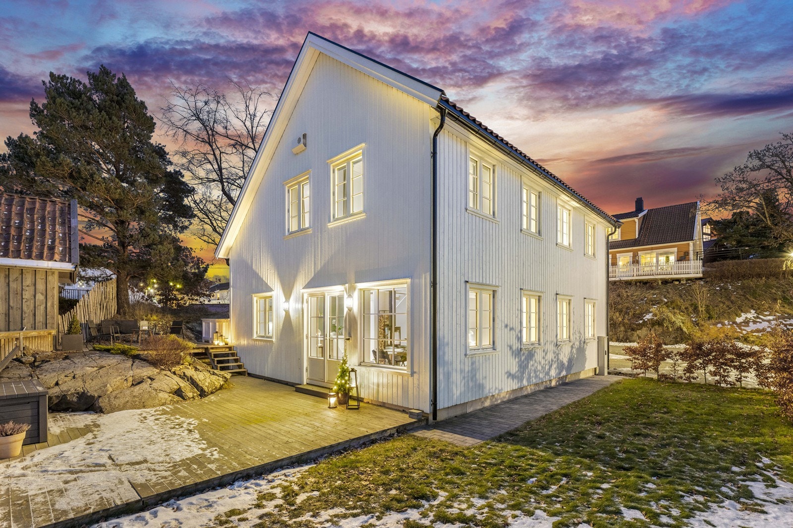 Velkommen til Krøgenesveien 6A! En flott familiebolig fra 2019 med solrik og sjønær beliggenhet Galleribilde