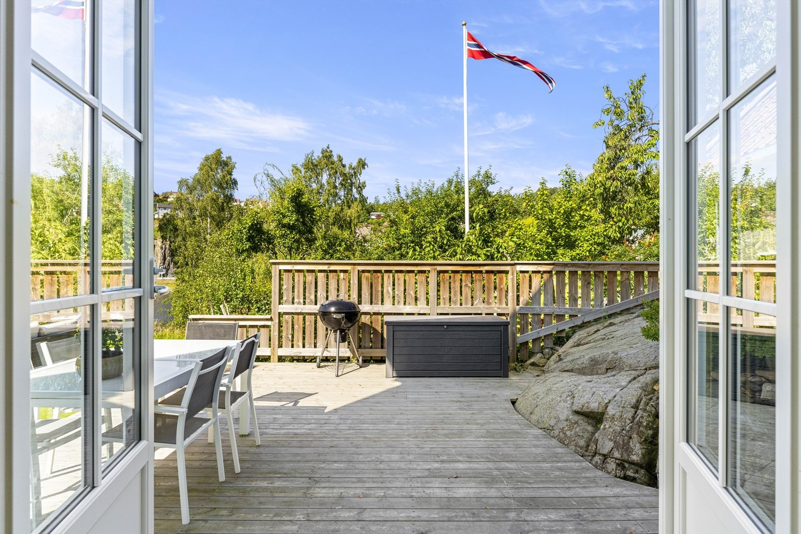Direkte utgang til veranda fra stuen Galleribilde