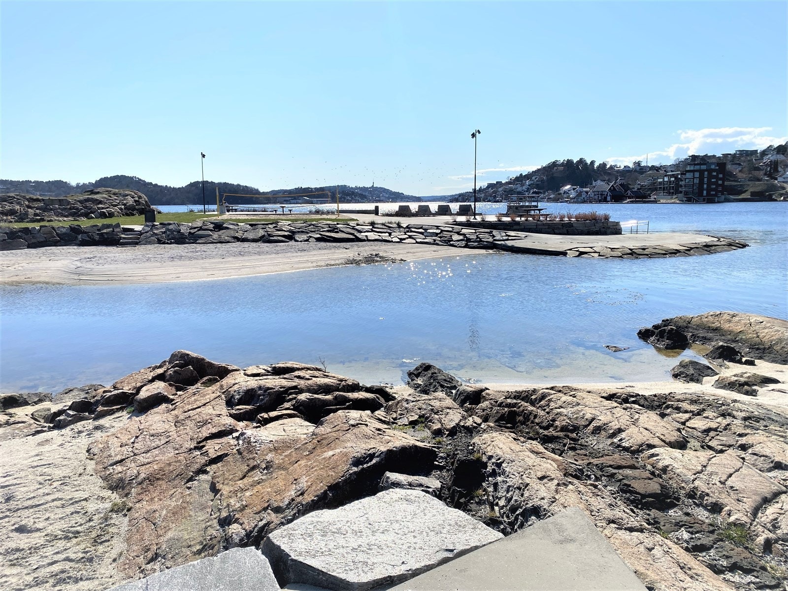 Pent opparbeidet med sandstrand og flere sitteplasser Galleribilde