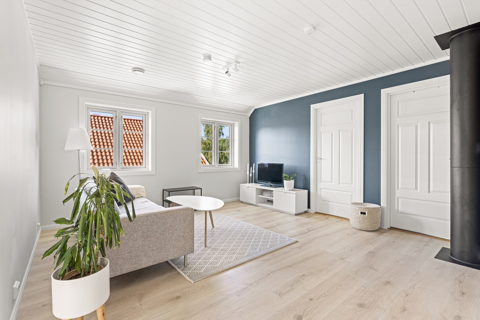 Stor loftsstue med mye naturlig lys Galleribilde