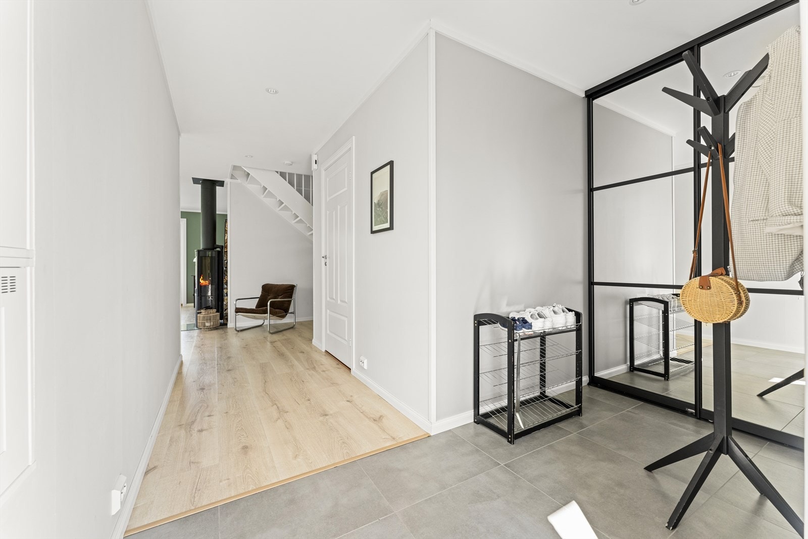 Stort og moderne inngangsparti med god plass til oppbevaring av yttertøy Galleribilde
