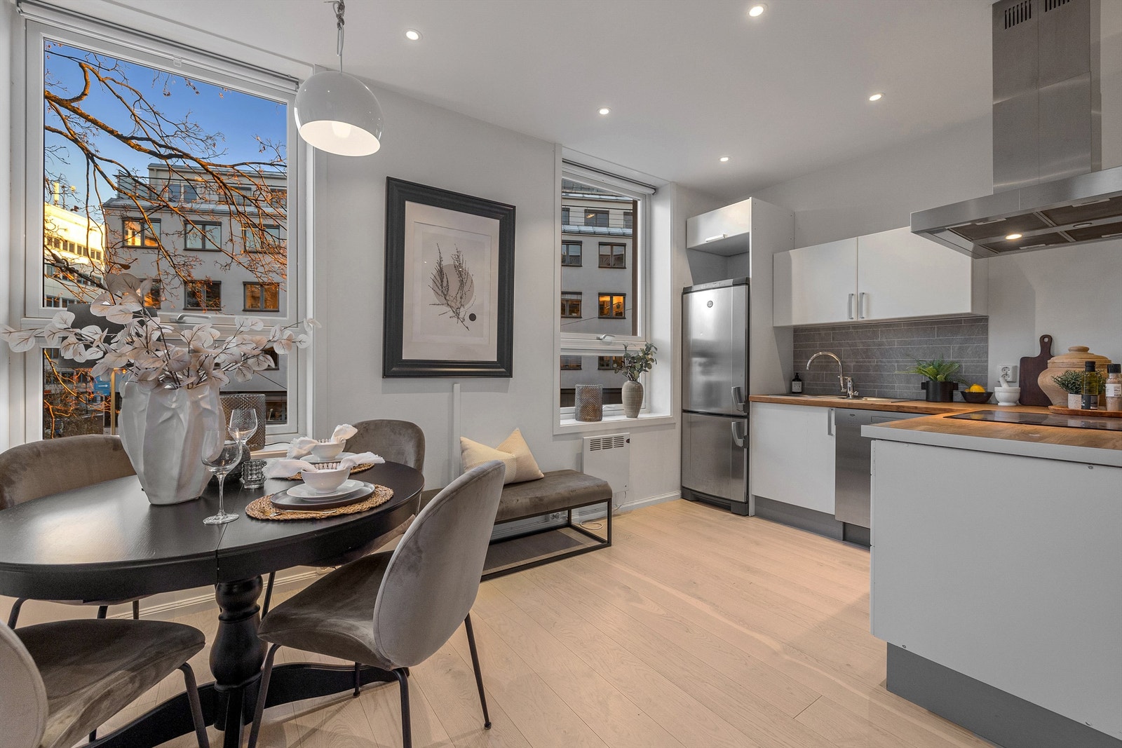 Dette er en 3-roms eierseksjon med fin planløsning, store vinduer og god takhøyde. Seksjonen er godkjent som næring/kontor. Galleribilde