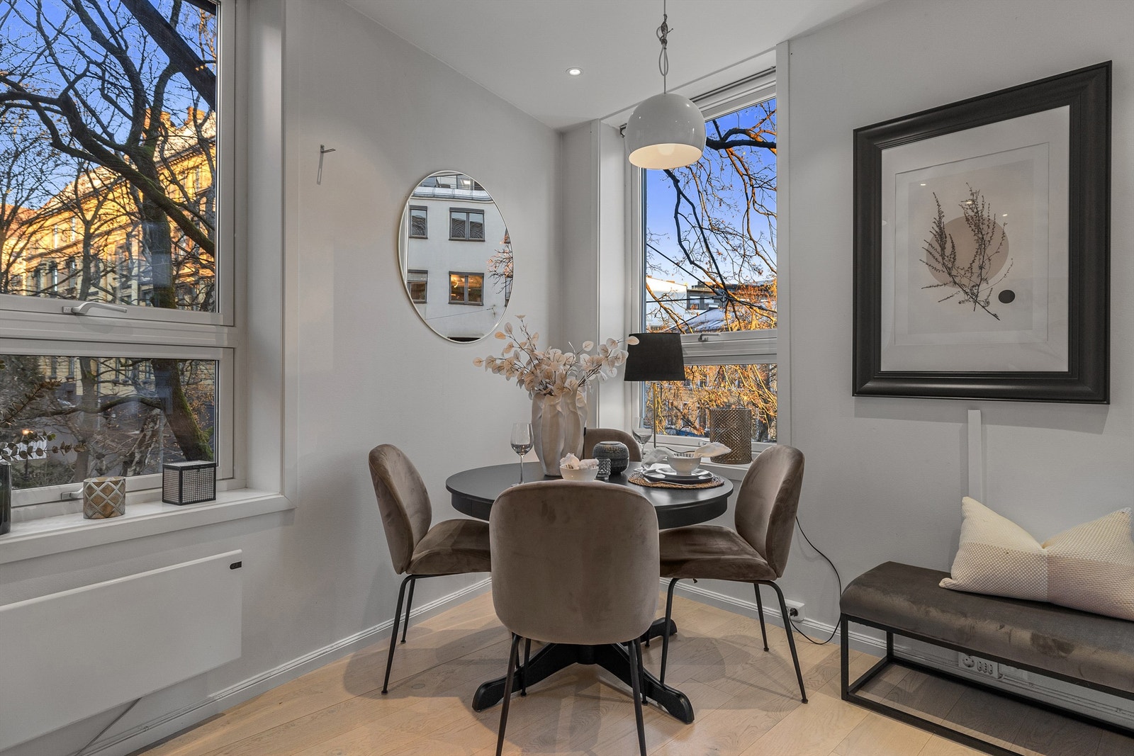 Lysinnslipp fra to himmelretninger sørger for en god atmosfære. Galleribilde