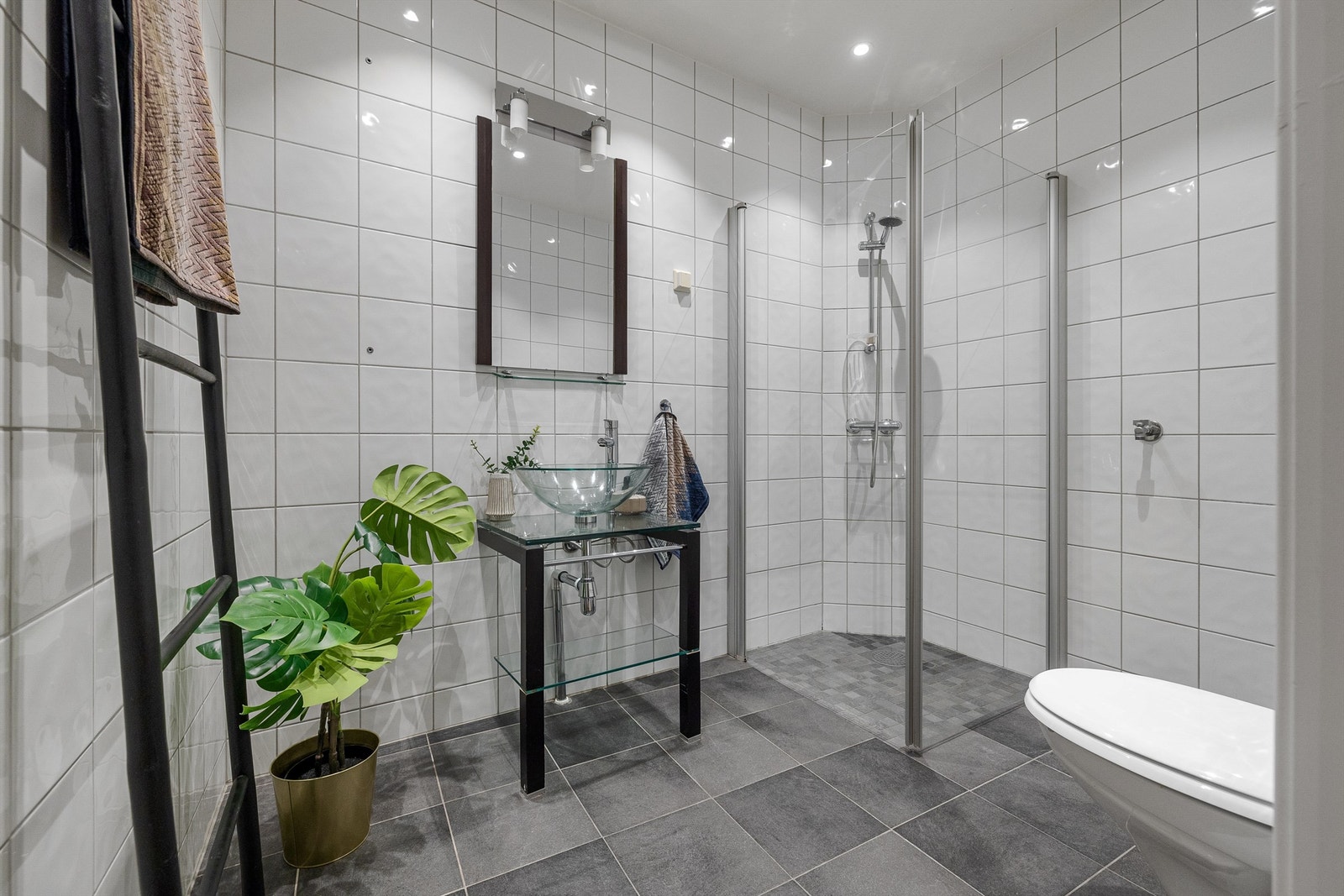 Videre har seksjonen et pent flislagt bad med varmekabler. Galleribilde