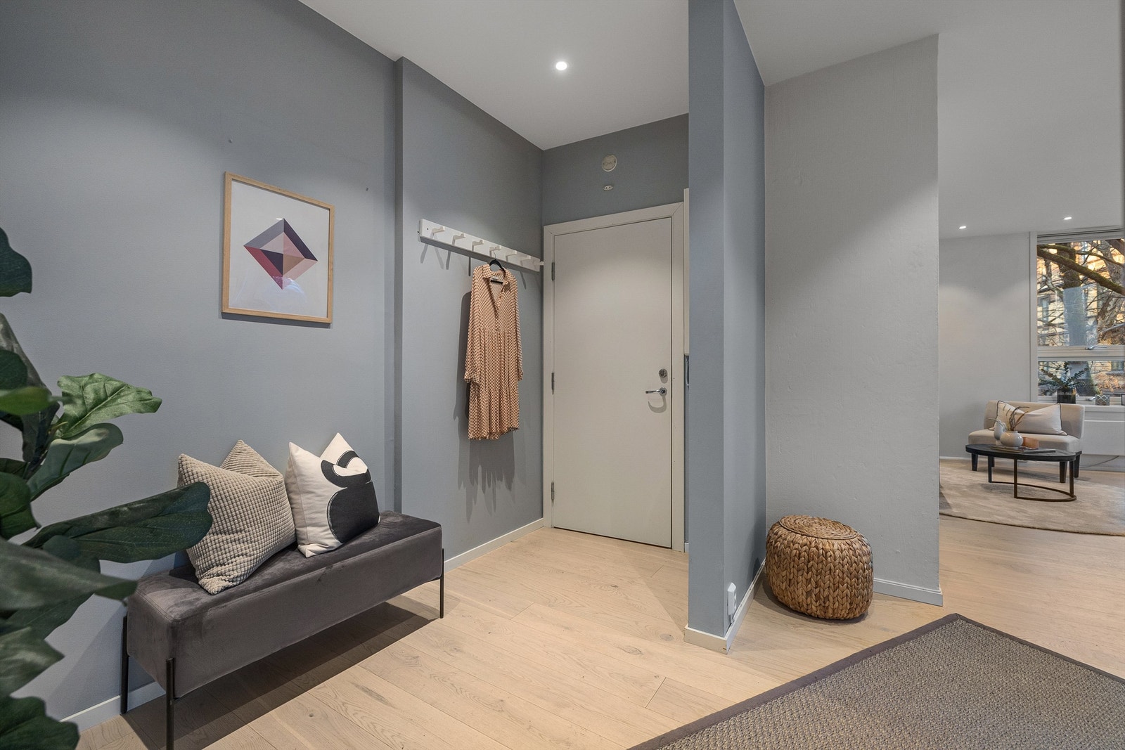 Entréen har plass til oppheng av yttertøy og oppbevaring av sko. Galleribilde