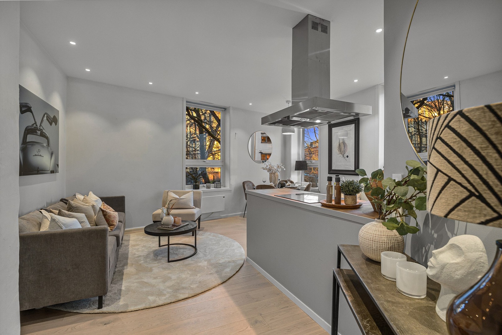 Rom benyttet som stue i åpen løsning med kjøkken. Galleribilde