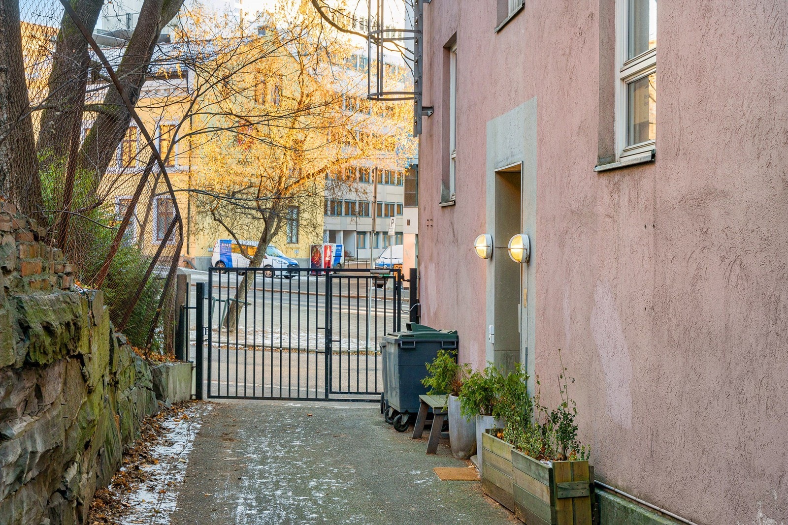 Velkommen inn! Sameiet har låst port mot gaten. Galleribilde