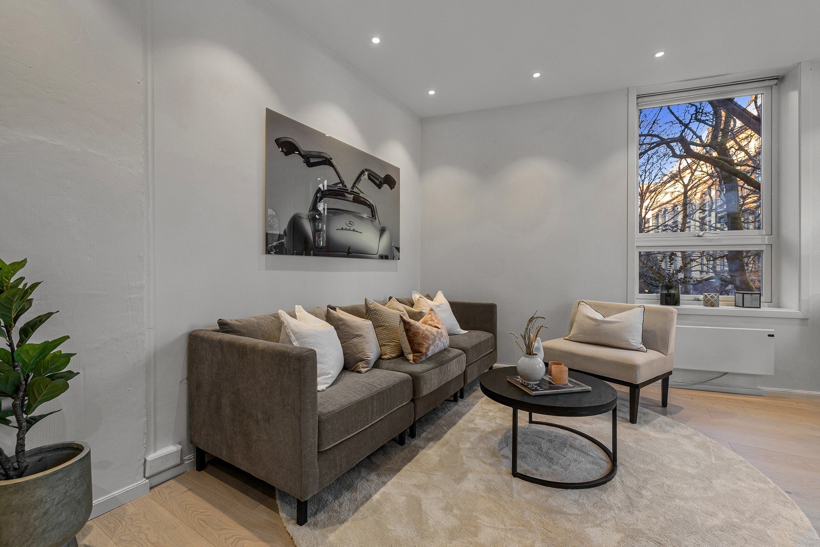 Det er god plass til å møblere etter ønske og behov. Seksjonen er godkjent som næring/kontor. Galleribilde