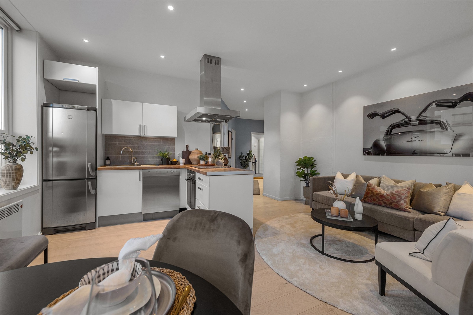 Kjøkkeninnredningen har en fin kombinasjon av skap- og benkeplass for både oppbevaring og matlaging. Seksjonen er godkjent som næring/kontor. Galleribilde