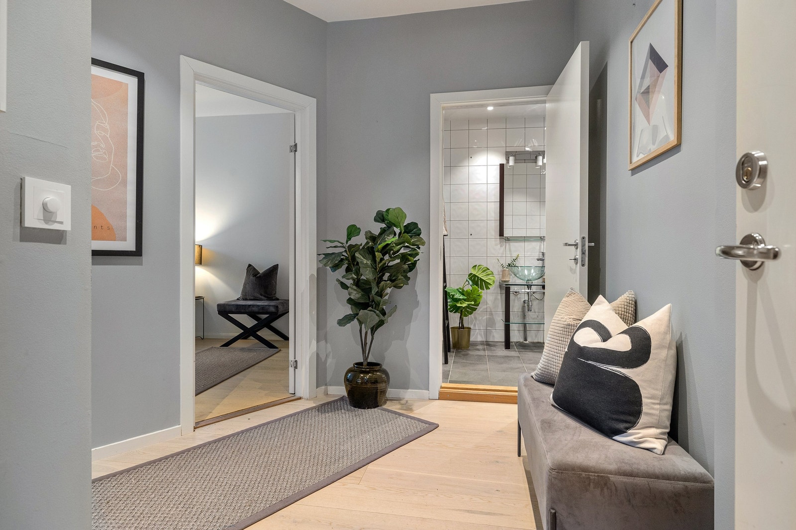 En-stavs gulv og veggflater malt i duse farger. Galleribilde