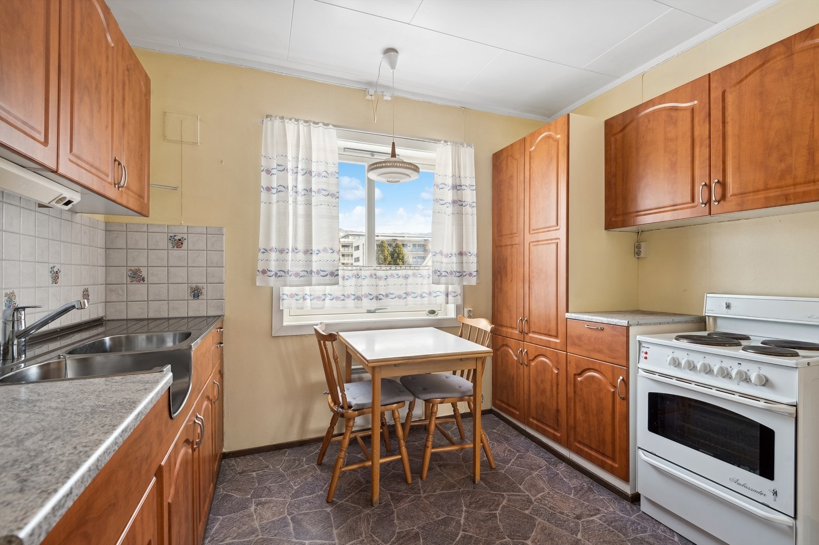 Det er også plass til spisebord inne på kjøkkenet. Galleribilde