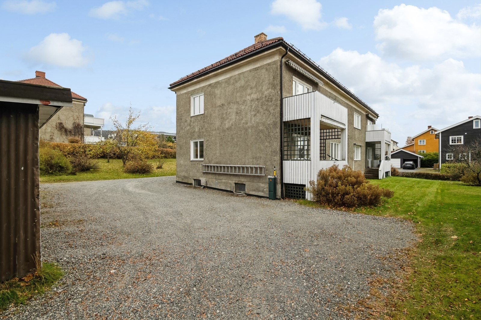 Festet tomt på 1345.5 m². Tomten er flat og opparbeidet med plen og beplantning. Gruset gårdsplass. Galleribilde