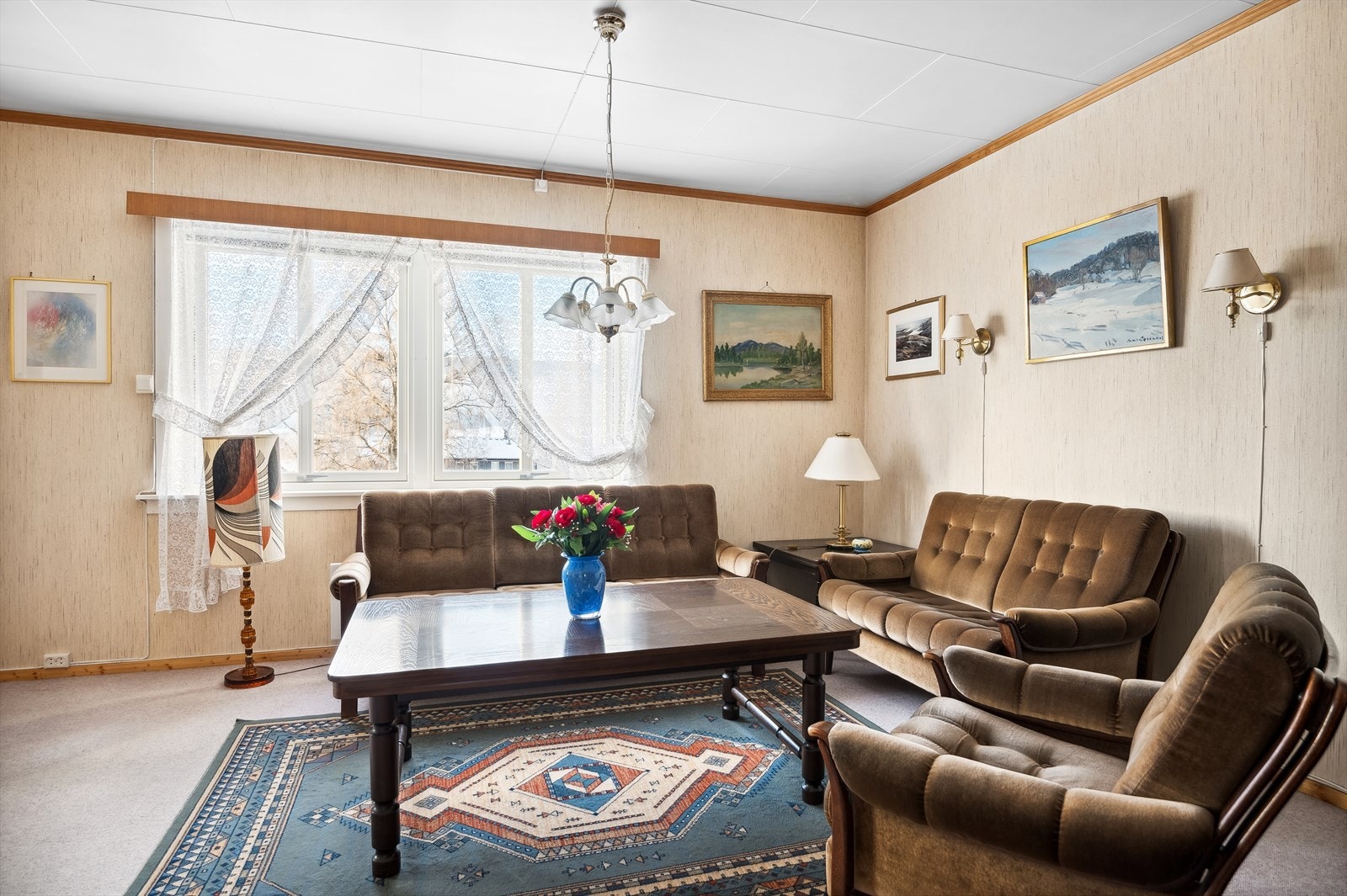 Vinduene slipper inn godt med naturlig dagslys inn i stuen. Galleribilde