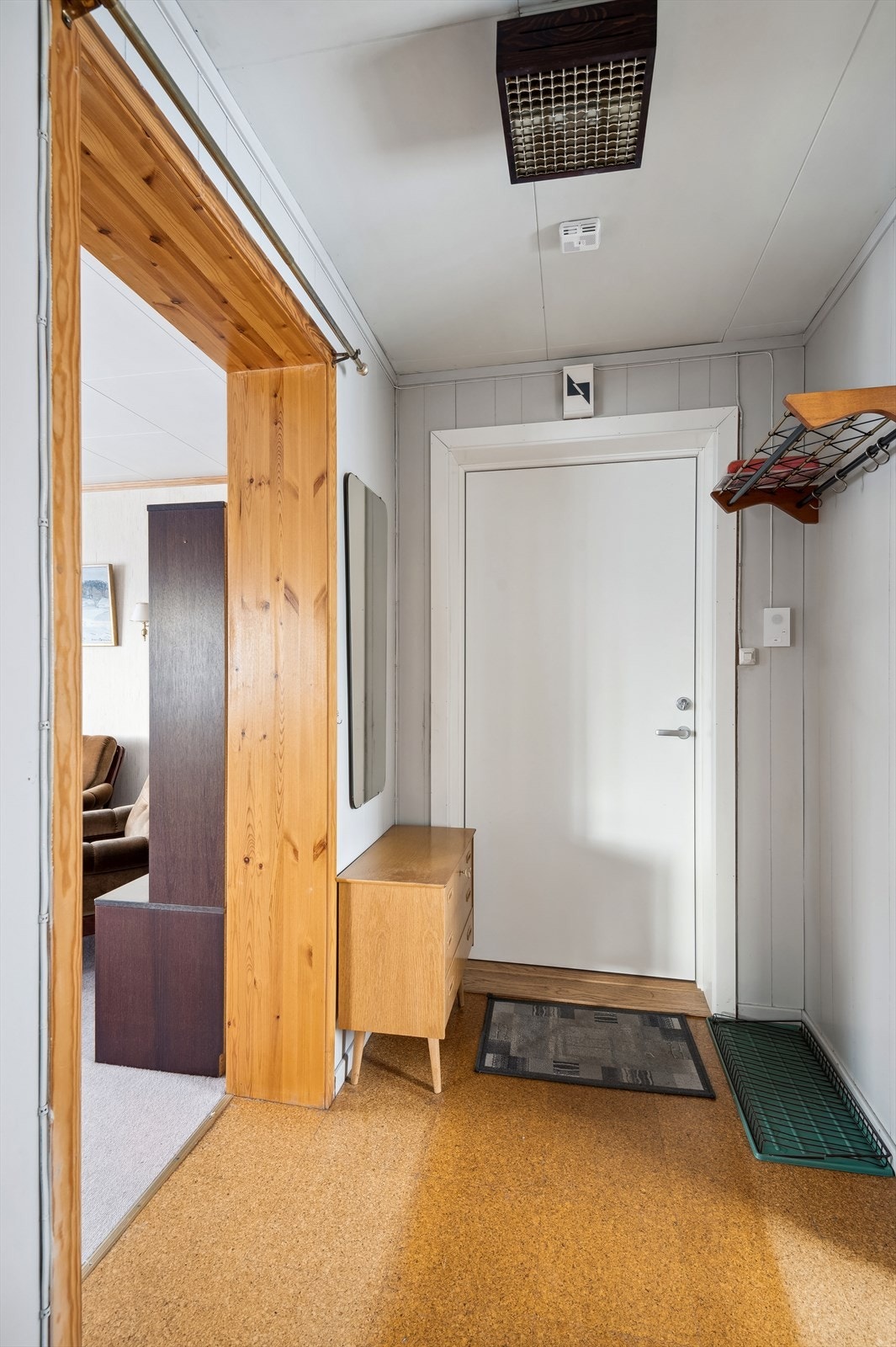 Når du kommer inn i leiligheten, blir du møtt av en lys og romslig entré med god plass til oppbevaring av ytterklær og sko. Galleribilde
