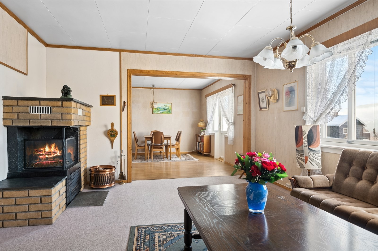 Stuen har en peis som gir en god temperatur på kalde dager. Galleribilde