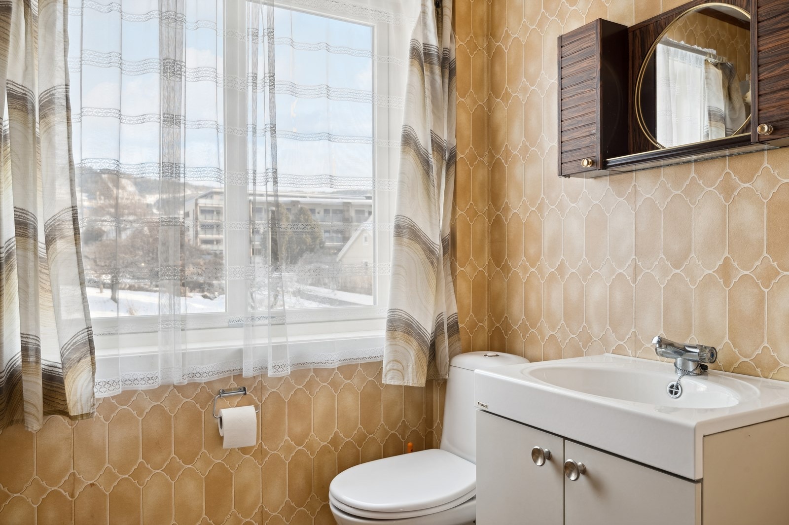 Badet inneholder servant med underskap, speil, dusjkabinett og gulvmontert toalett. Det er også opplegg for vaskemaskin her. Galleribilde