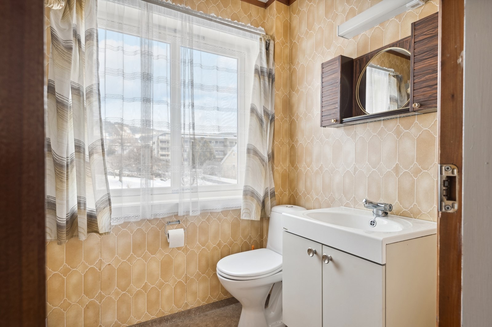 Badet har belegg på veggene og gulvet, og har en ståleovn til å varme opp rommet. Galleribilde