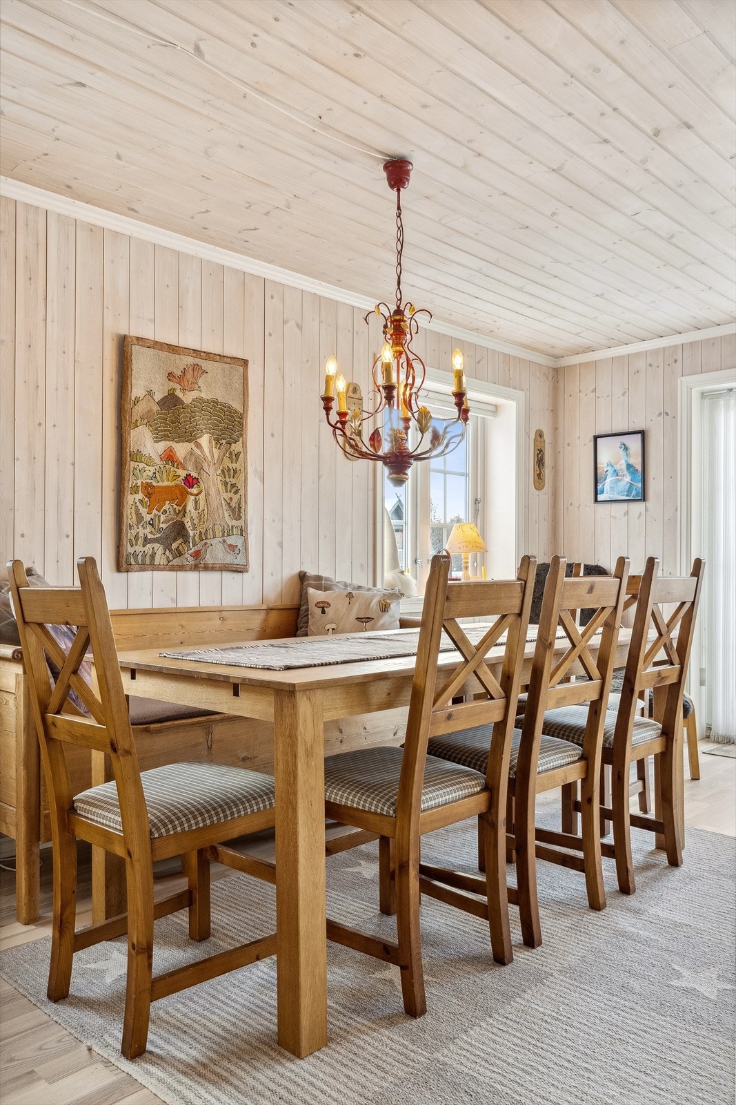 Her er det plass til hele familien rundt spisebordet. Galleribilde