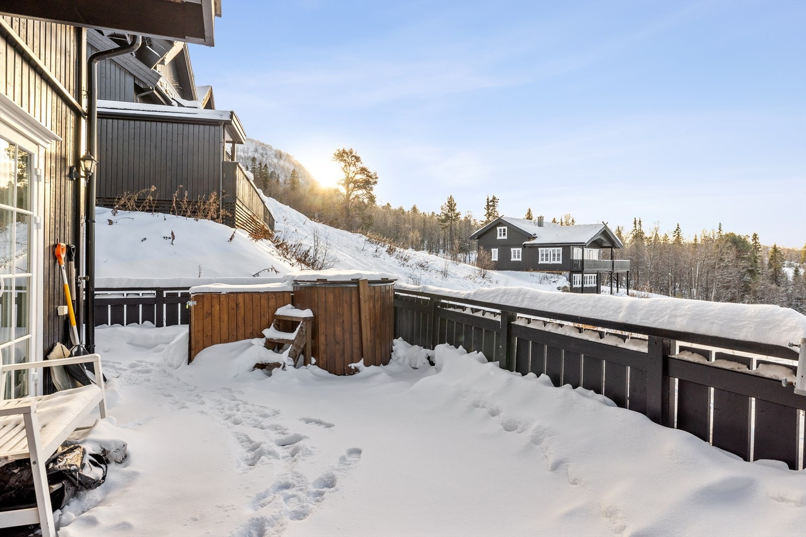 Terrassen ut fra stuen i 1. etasje vender mot sydvest med optimale solforhold og stamp. Galleribilde