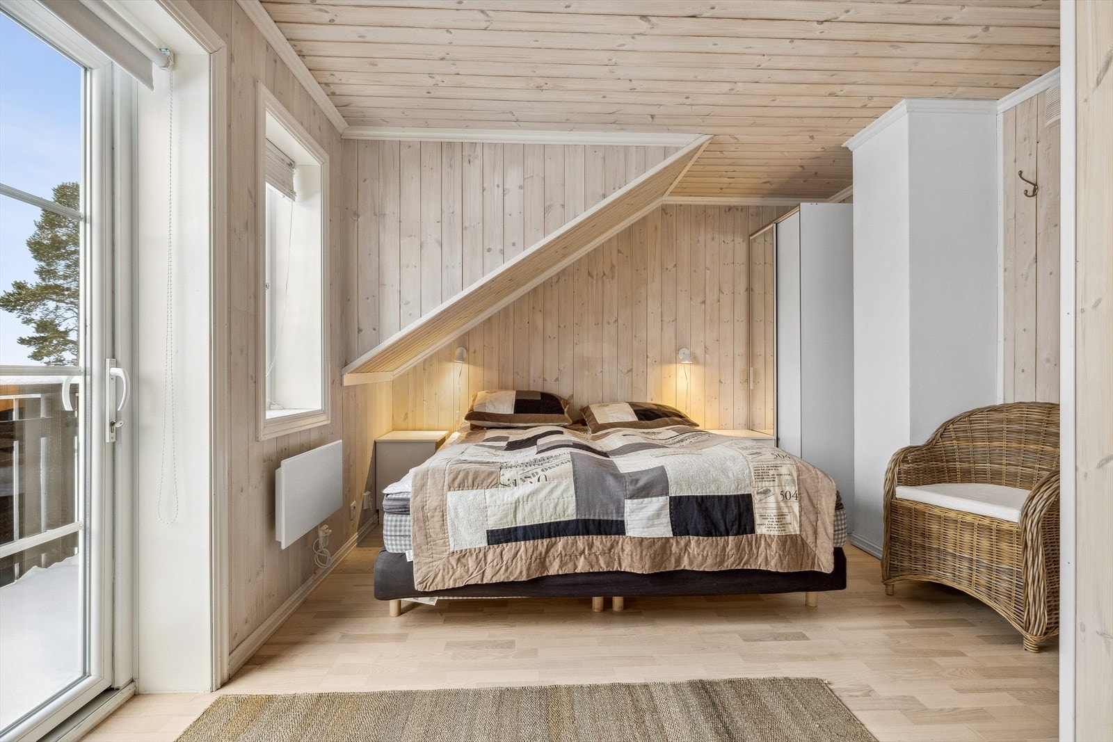 Hovedsoverommet har godt med oppbevaringsplass i medfølgende skap. Galleribilde