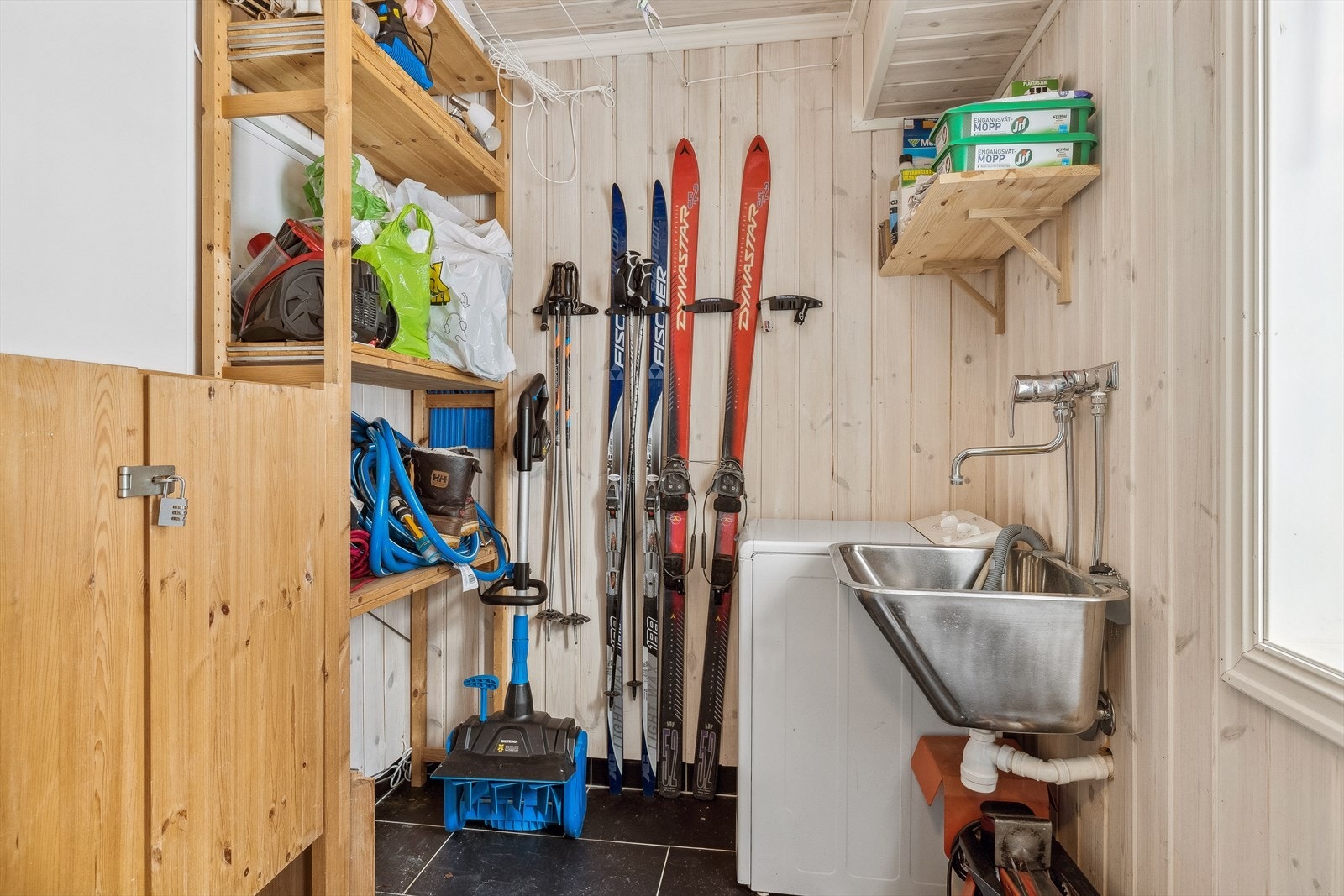 Lagringsplass i bod/teknisk rom i 1. etasje. Galleribilde