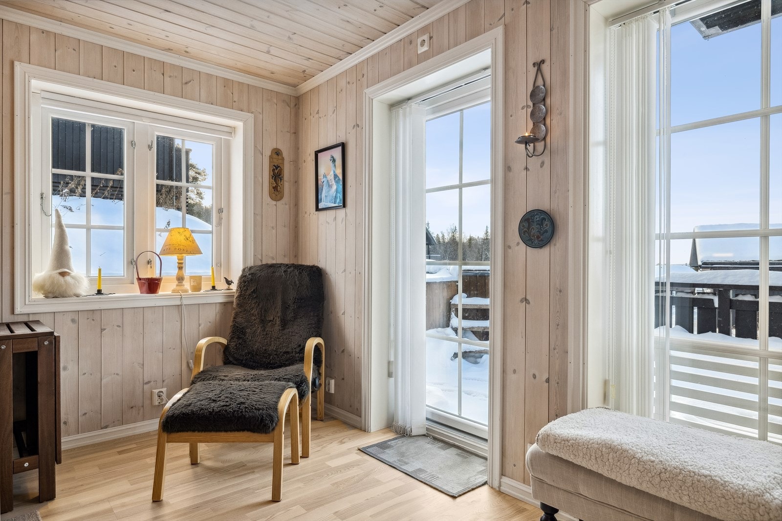 Stuen har godt lysinnslipp fra store vindusflater. Galleribilde