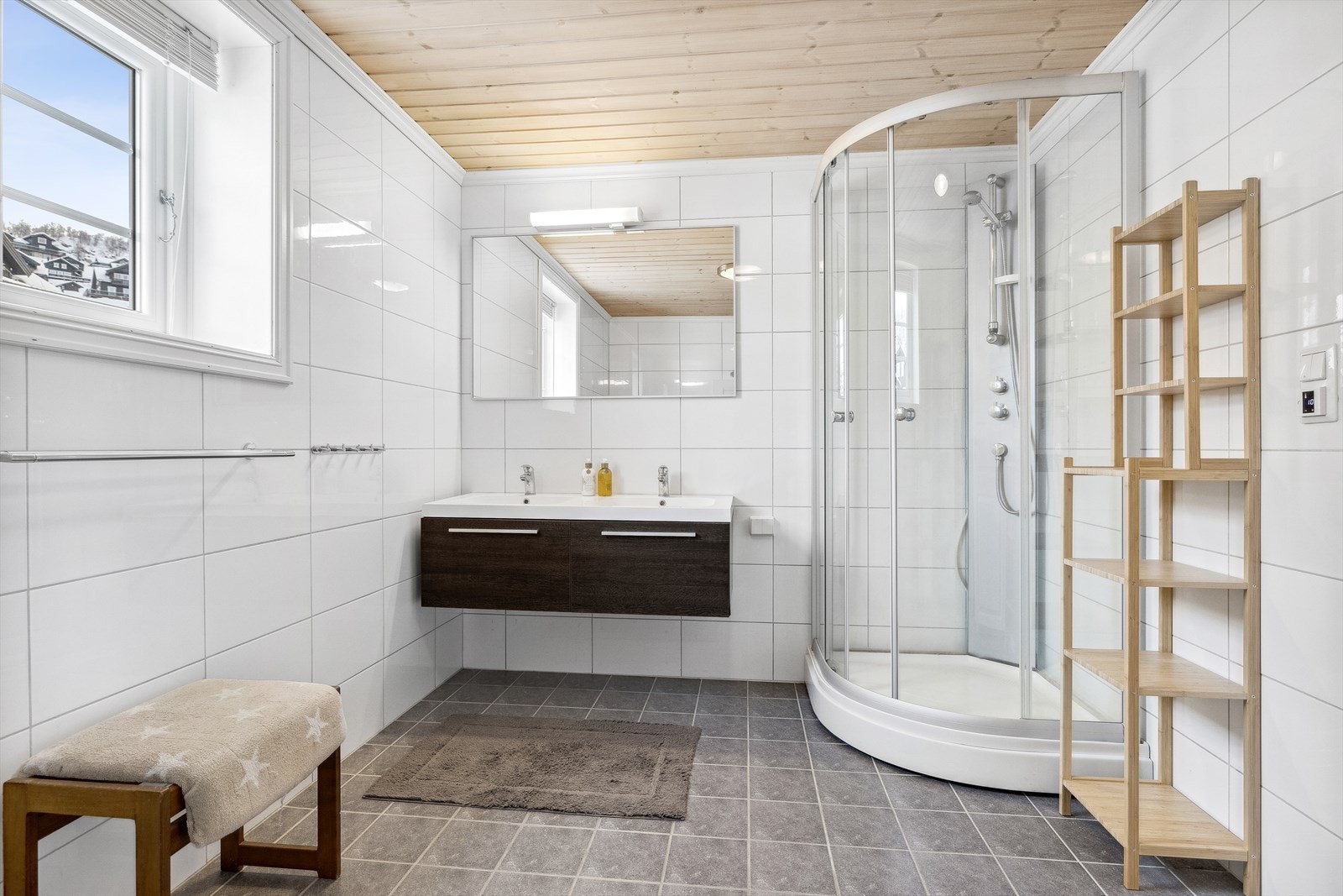 Hytta har et flislagt baderom med behagelig gulvvarme. Galleribilde