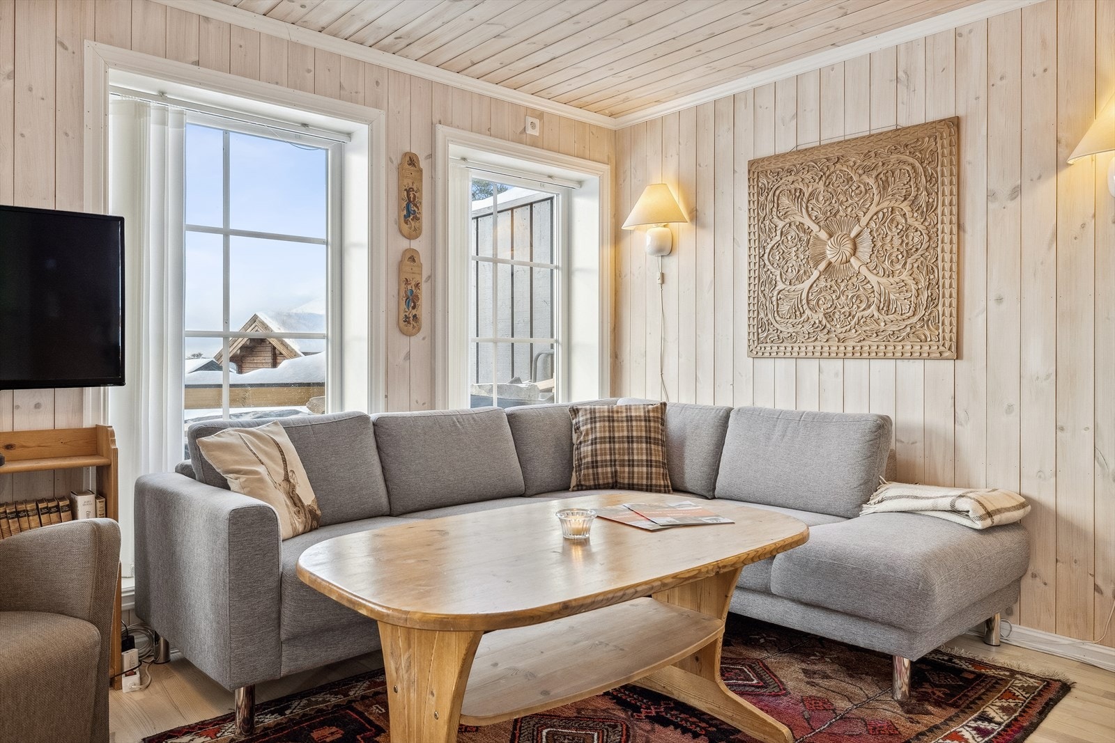 Stuen er hyttas naturlige samlingspunkt. Galleribilde