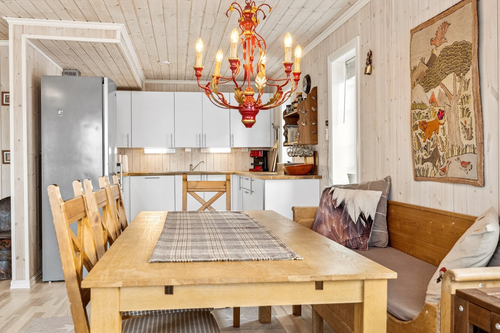 På grunn av den åpne løsningen er det enkelt å ha kontakt med familien når man lager mat. Galleribilde