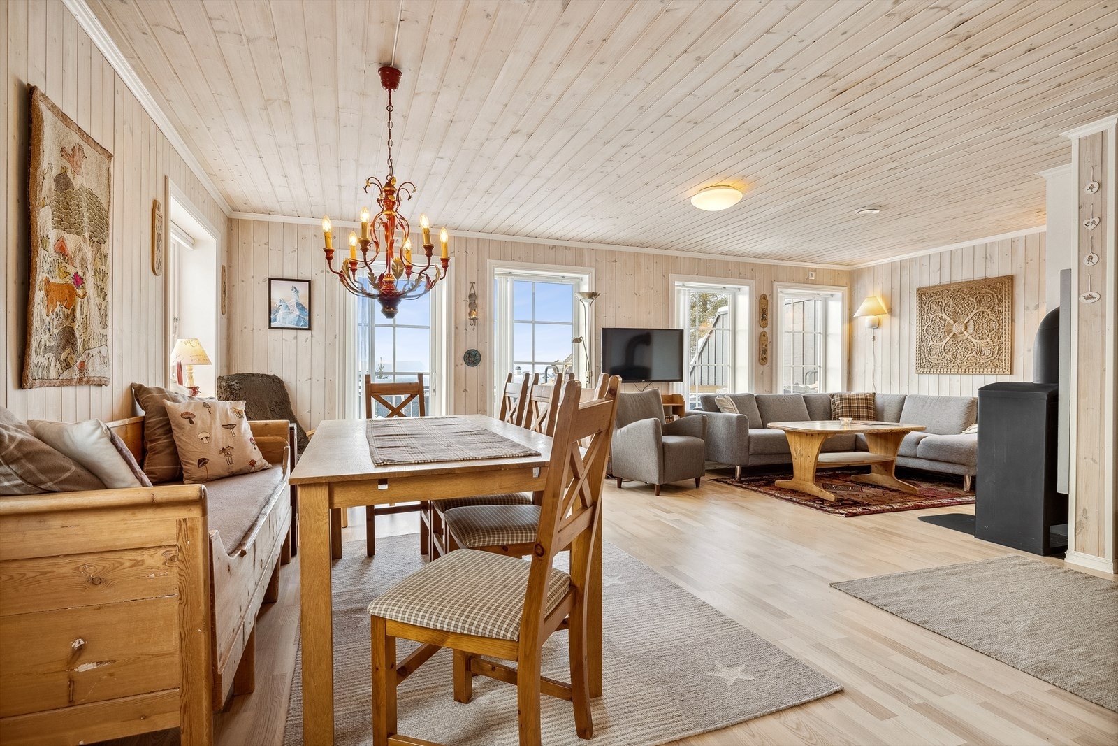 I 1. etasje ligger den romslige og sosiale stuen/spisestuen. Galleribilde