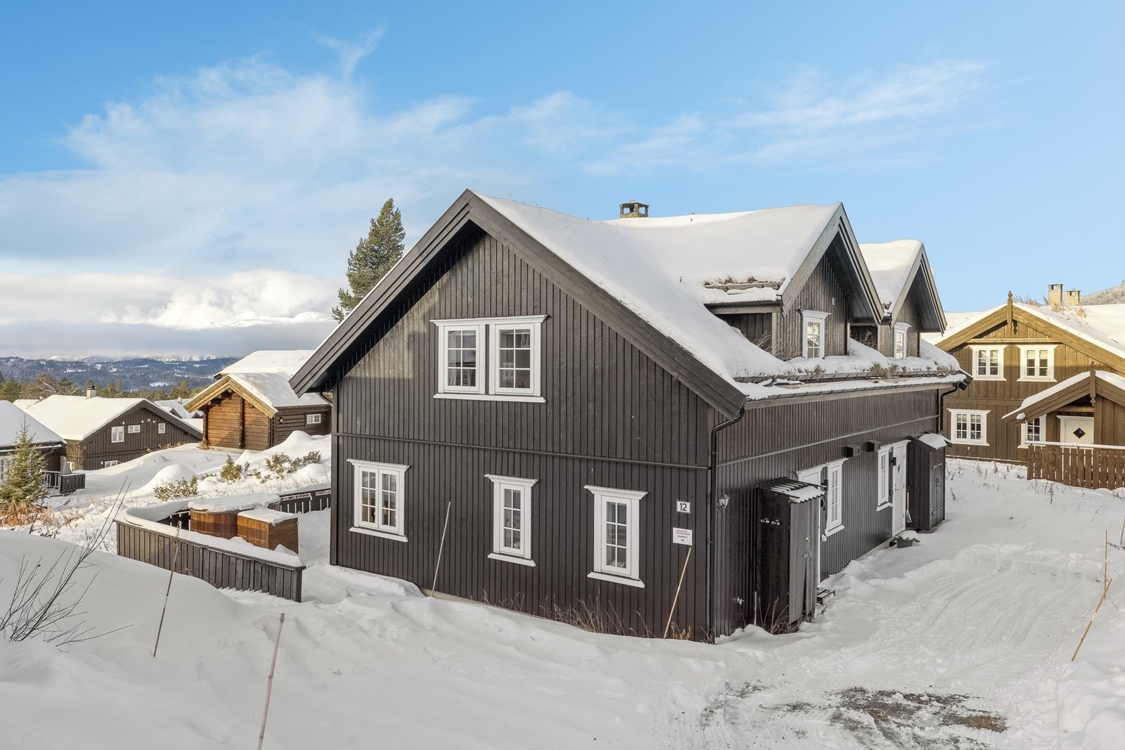 Akebakken 12 er en fin fritidsbolig med fantastisk beliggenhet og solrike uteområder. Galleribilde