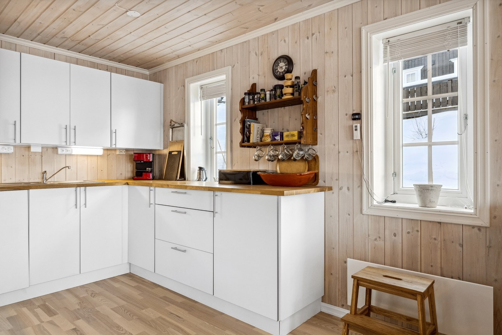 Kjøkkenet har en lys innredning med god benkeplass og skapplass. Galleribilde