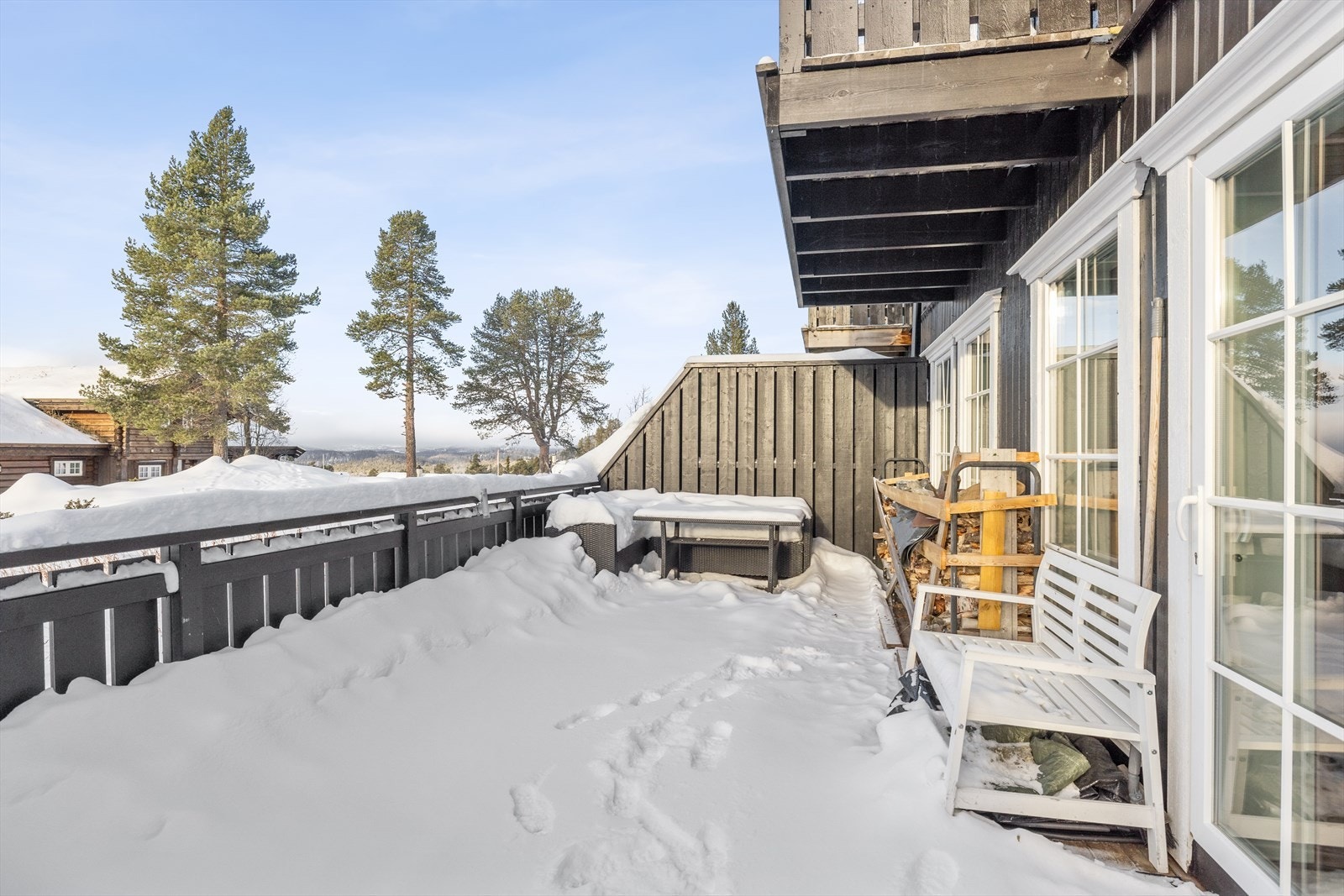 Hytta vender mot sydvest med solrike uteplasser. Galleribilde