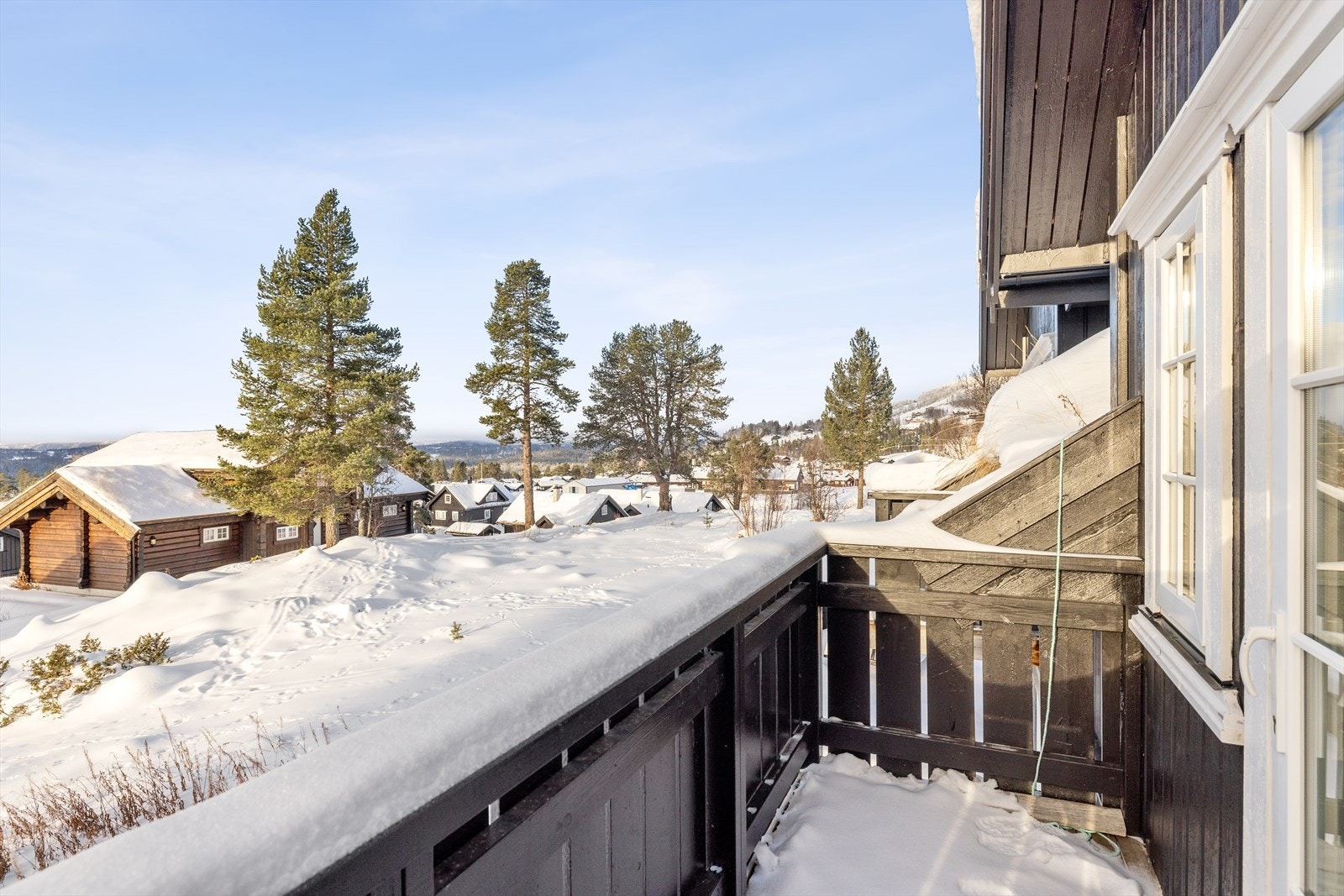 Det er utgang fra hovedsoverommet til en sydvestvendt balkong. Galleribilde